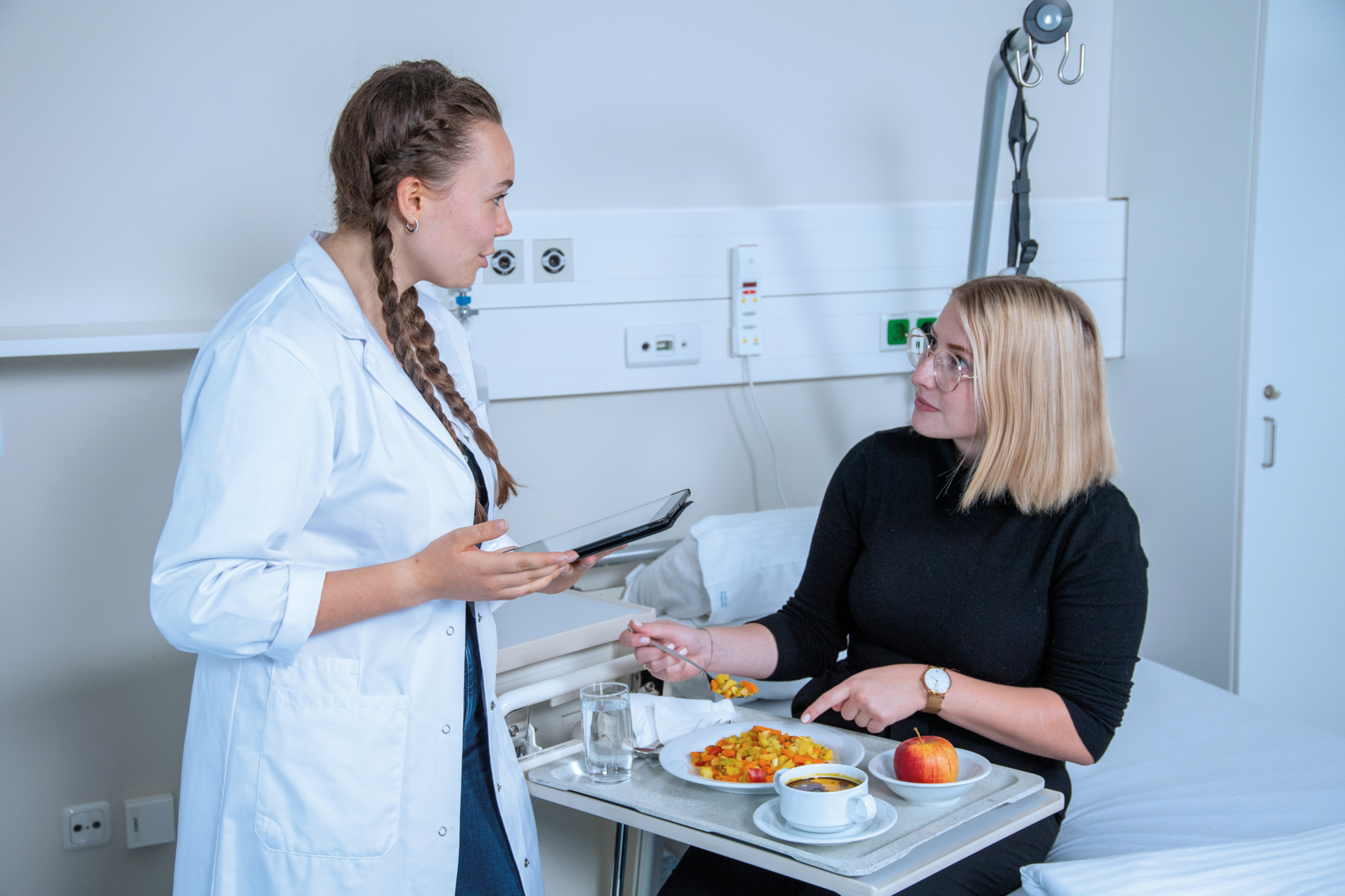 Beratungssituation von einer Diätologin und einer Patientin 