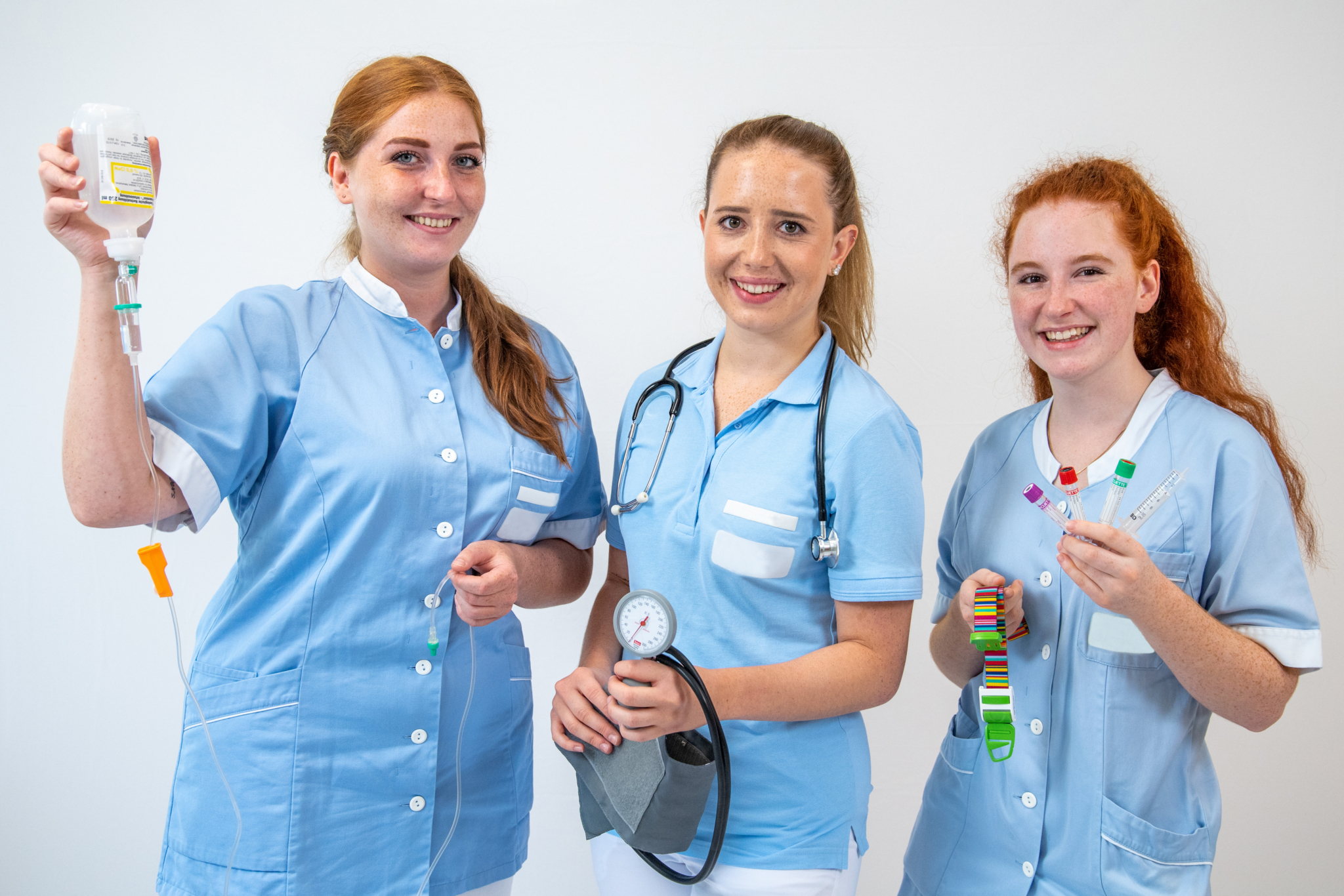 Foto von drei Studierenden der Gesundheits- und Krankenpflege an der FH Gesundheitsberufe OÖ Fotocredit: FH Gesundheitsberufe OÖ / Dostal 