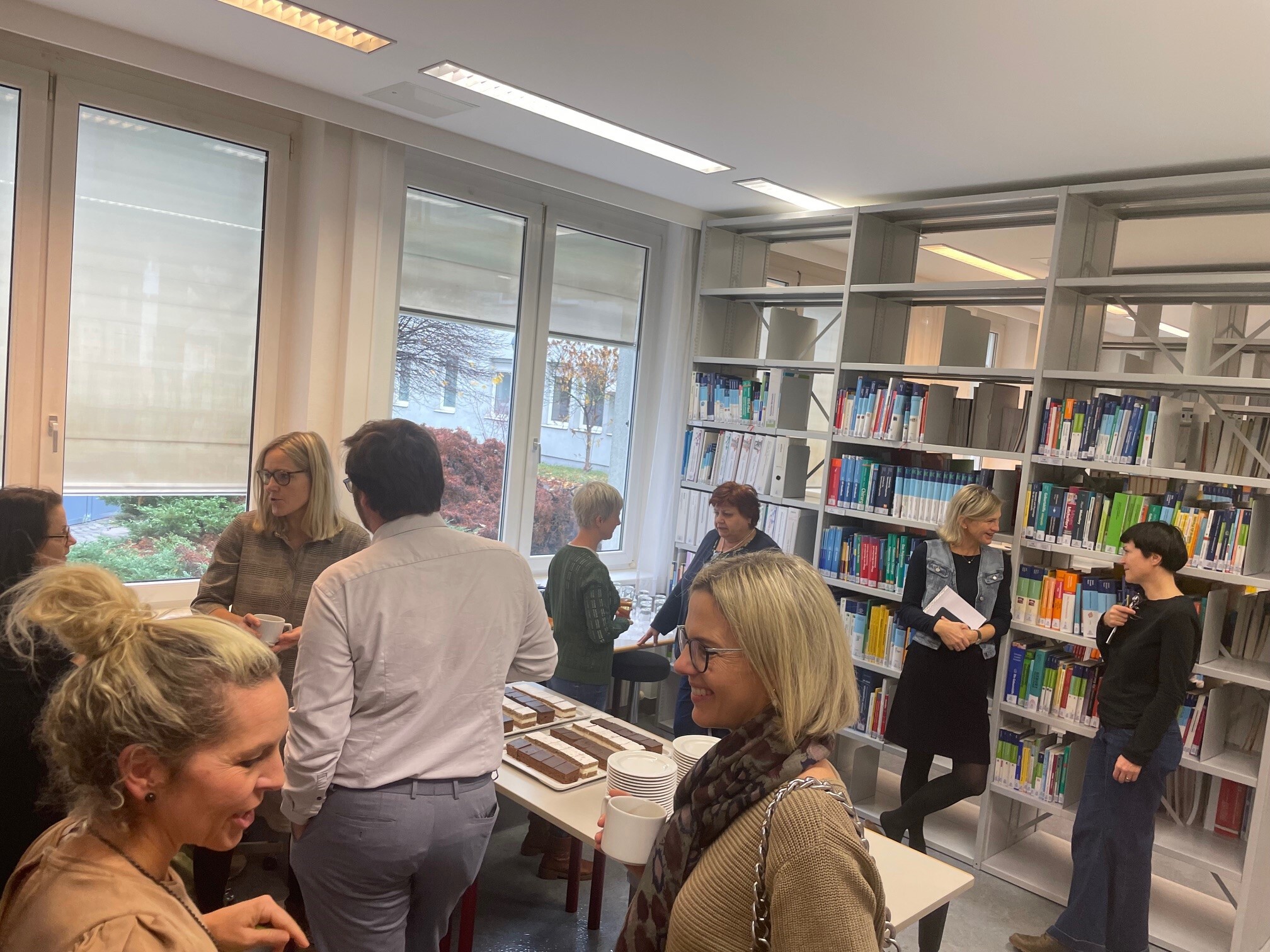 Teilnehmer*innen des Bibliothekscafes im lockeren Austausch 