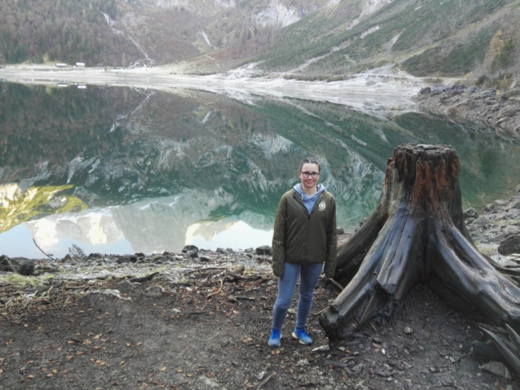 Fabienne Mötteli bei einem wunderschönen Ausflug vor dem Hinteren Gosausee stehend. (Fotocredit: Fabienne Mötteli) 