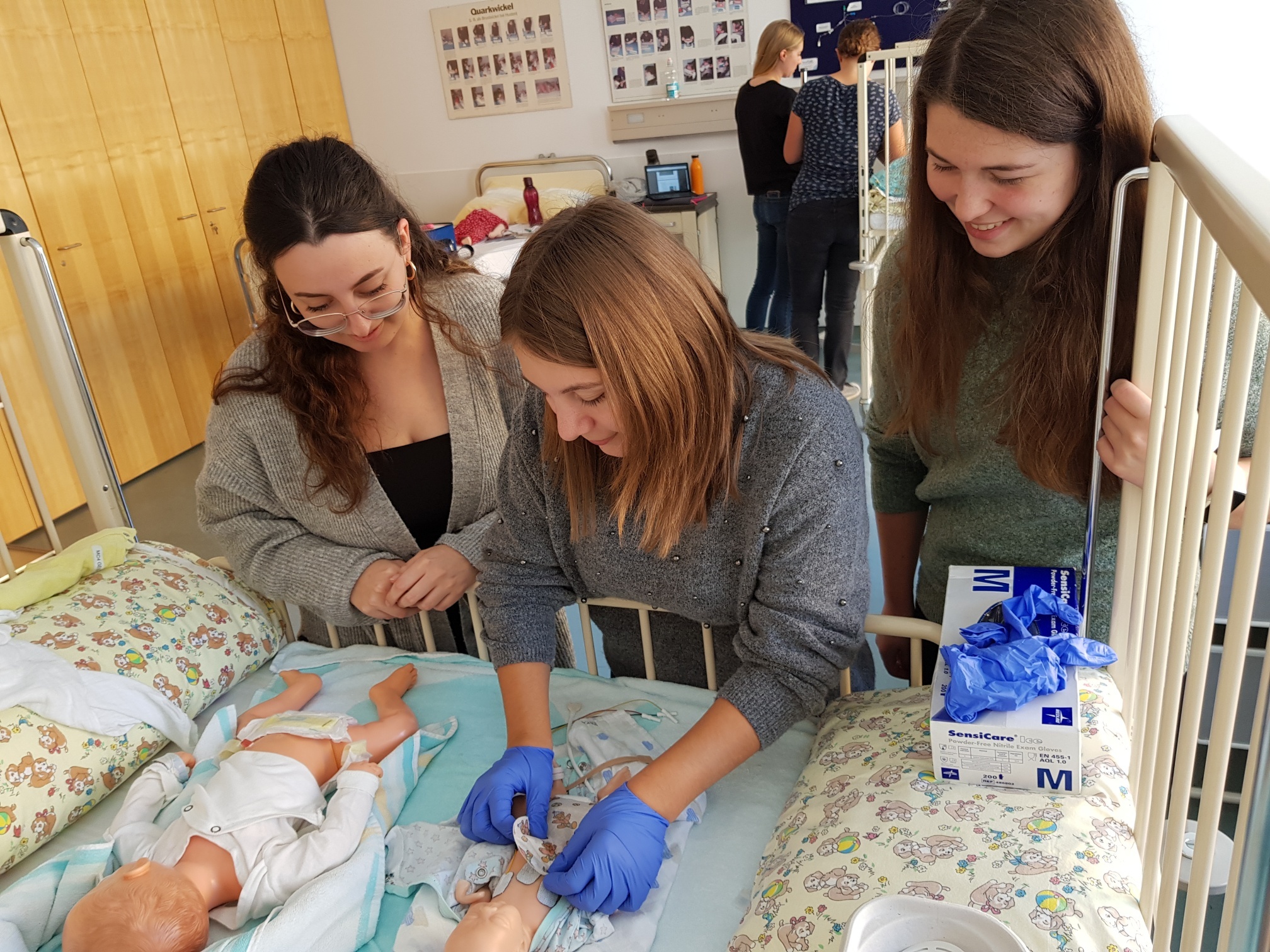 Studierende bei der Pflege von Kleinkindern im LTT 