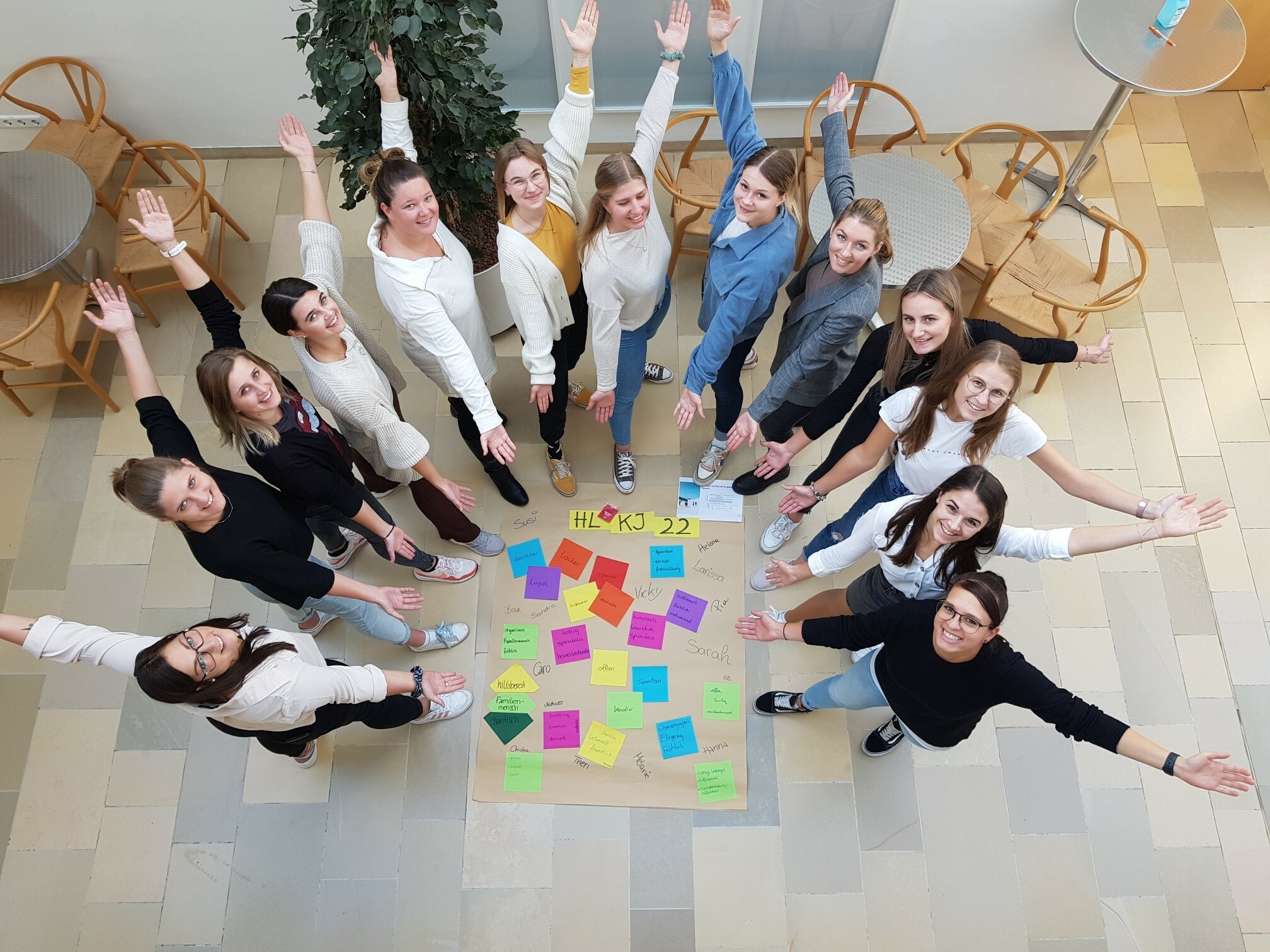 Gruppe mit Plakat und gestreckten Armen Gruppe mit Plakat und gestreckten Armen