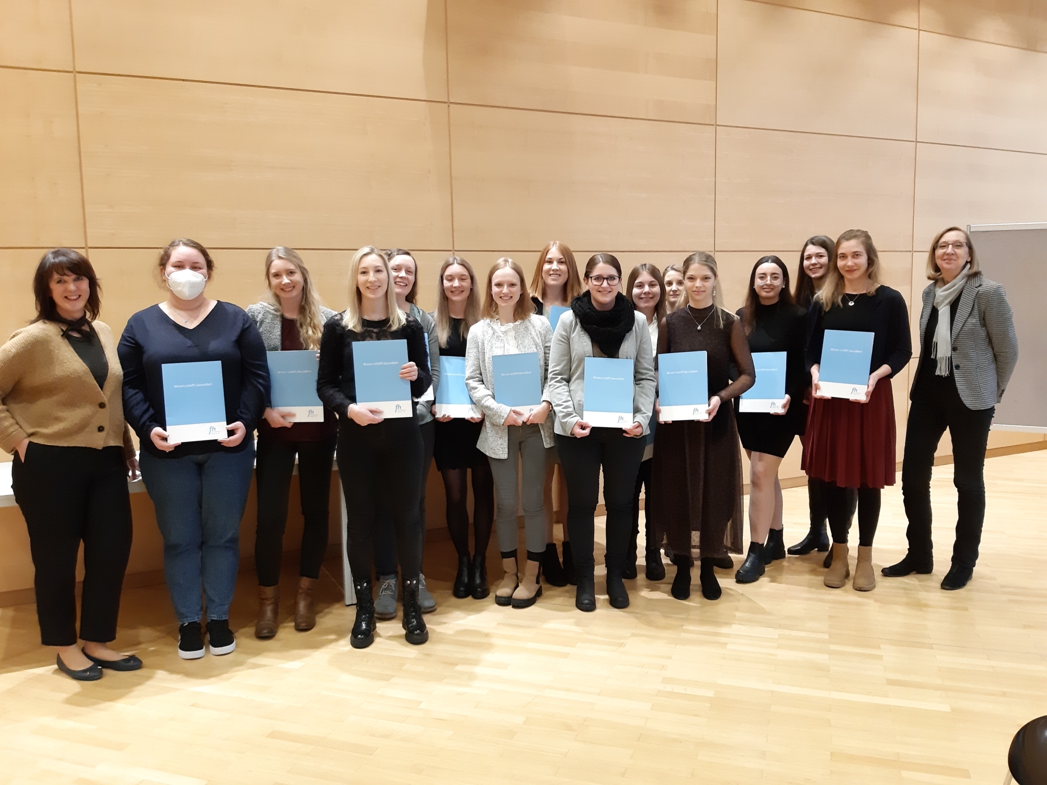 Gruppenfoto stille akademische Feier der Kinder- und Jugendlichenpflege 