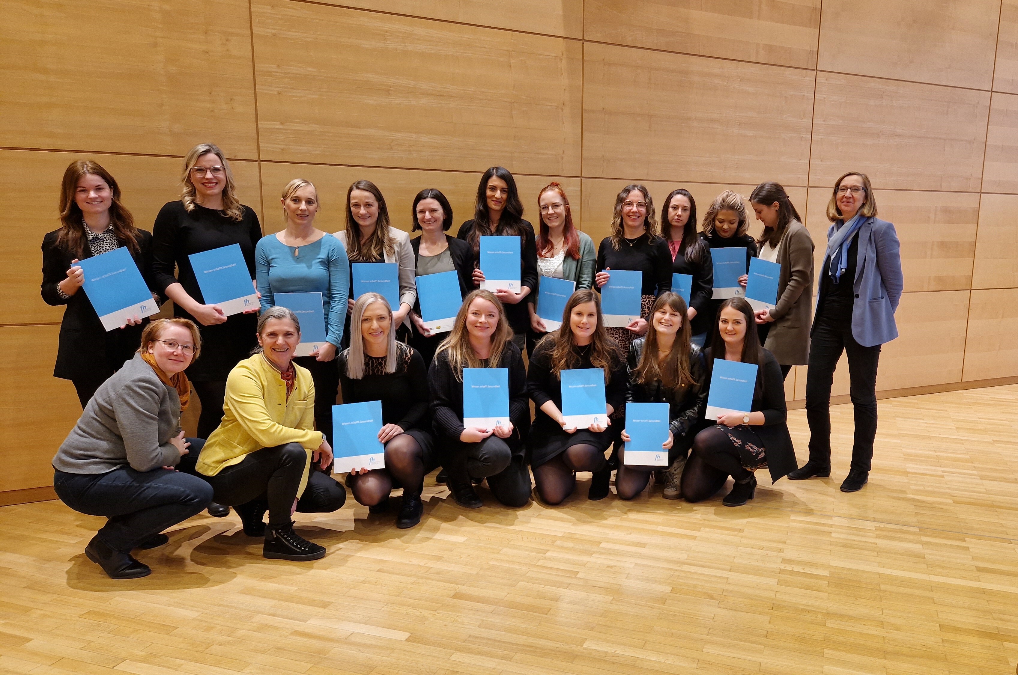 Absolvent*innen der Hochschullehrgänge Kinderintensivpflege und Nierenersatztherapie Absolvent*innen der Hochschullehrgänge Kinderintensivpflege und Nierenersatztherapie