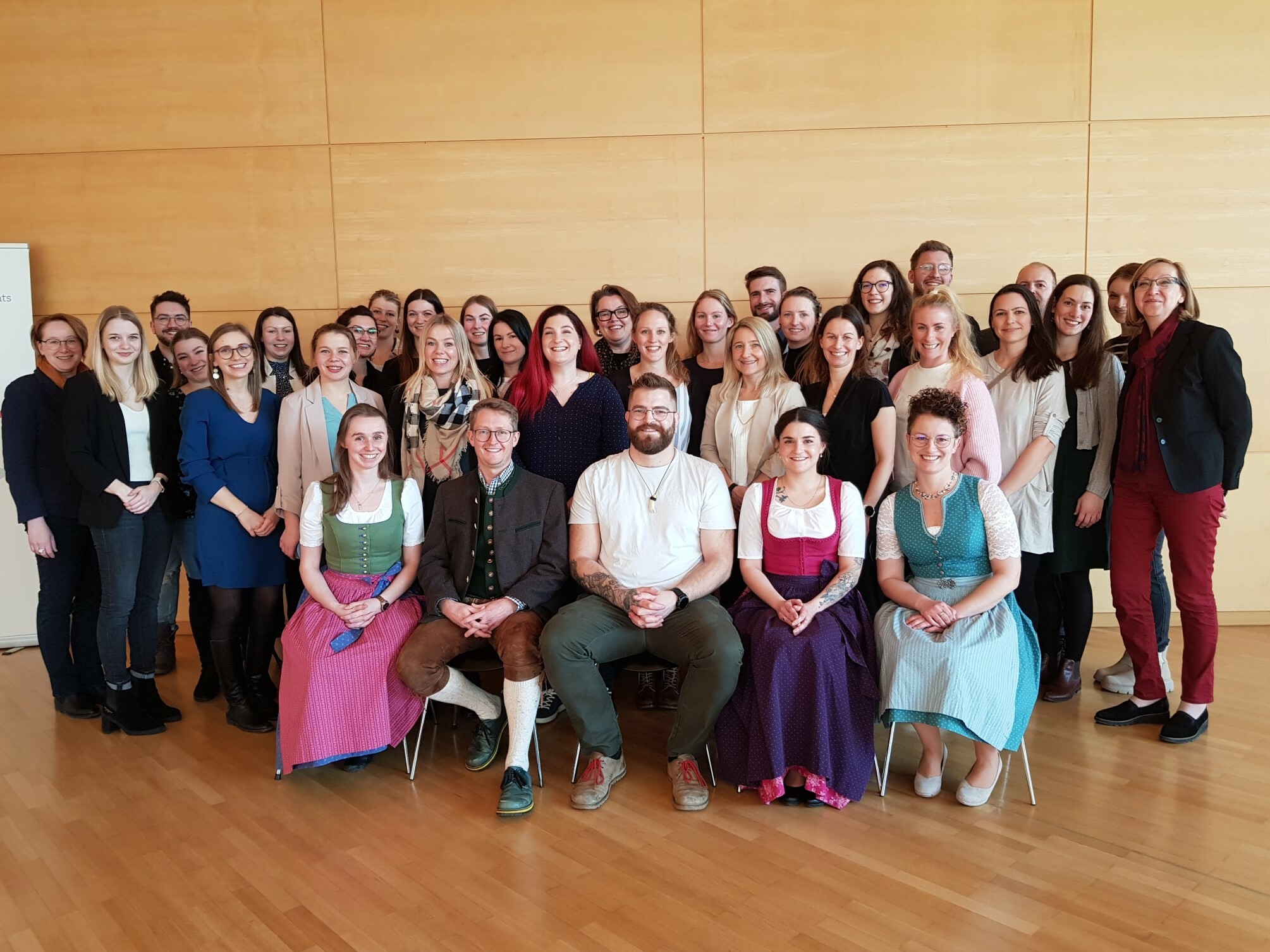 Gruppenfoto der Absolvent*innen des Hochschullehrgangs Intensivpflege 