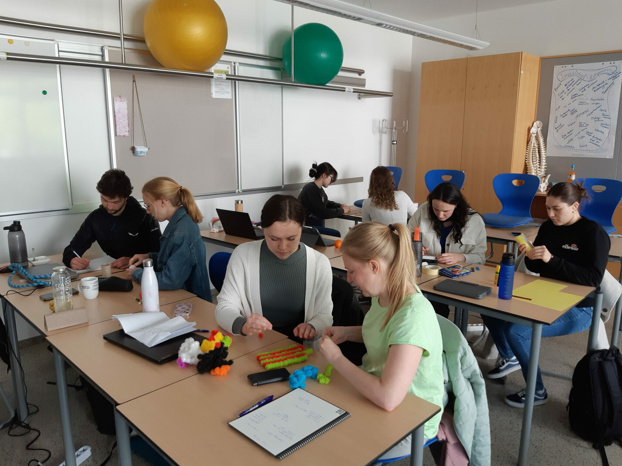 Ergotherapie Studierende im Lehrsaal 