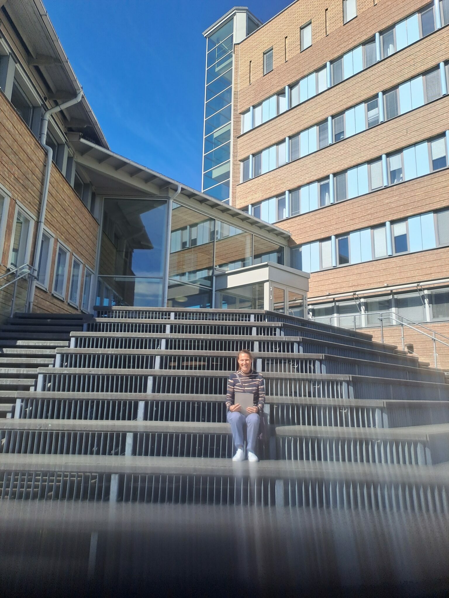 FH-Prof. Dr.in Astrid Figl-Hertlein am Campus der Umea University in Schweden  (vergrößerete Ansicht in der Galerie)