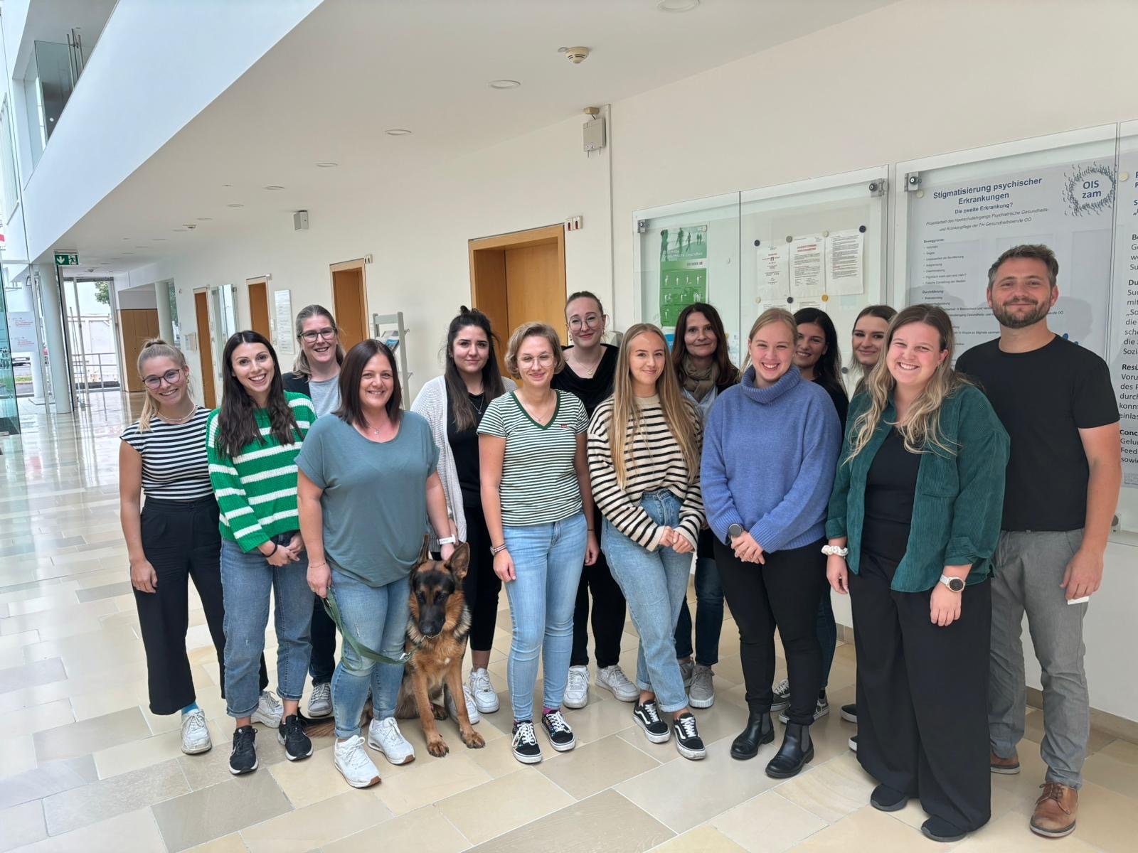 Gruppenfoto der Studierenden des Hochschullehrgangs Psychiatrische Gesundheitspflege 