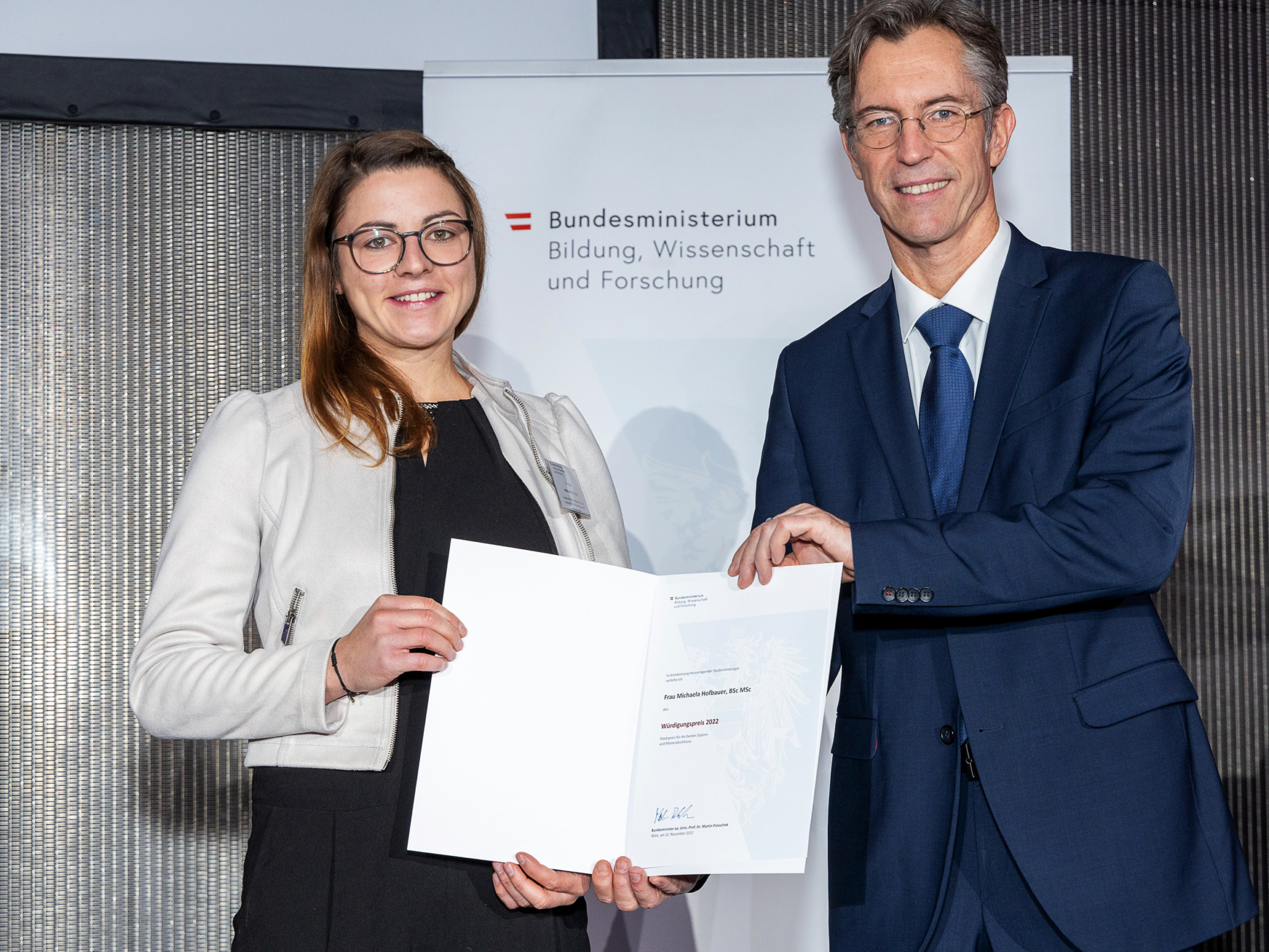 Die erfolgreiche ATMD-Absolventin Michaela Hofbauer bei der Verleihung des Würdigungspreises des Wissenschaftsministeriums | Bildquelle: Martin Lusser Die erfolgreiche ATMD-Absolventin Michaela Hofbauer bei der Verleihung des Würdigungspreises des Wissenschaftsministeriums | Bildquelle: Martin Lusser