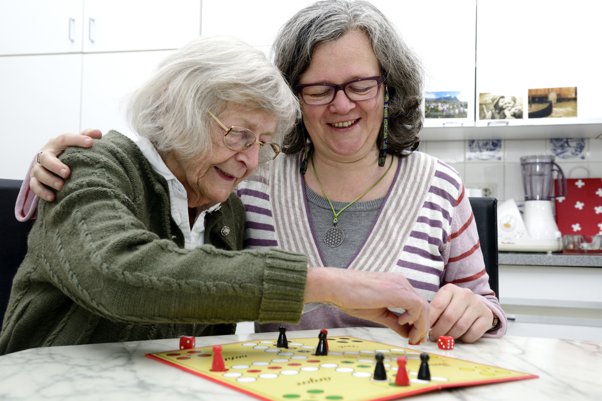 Menschen beim gemeinsamen Mensch ärgere dich nicht spielen Fotocredit: Adobe Stock / Gerhard Seybert 