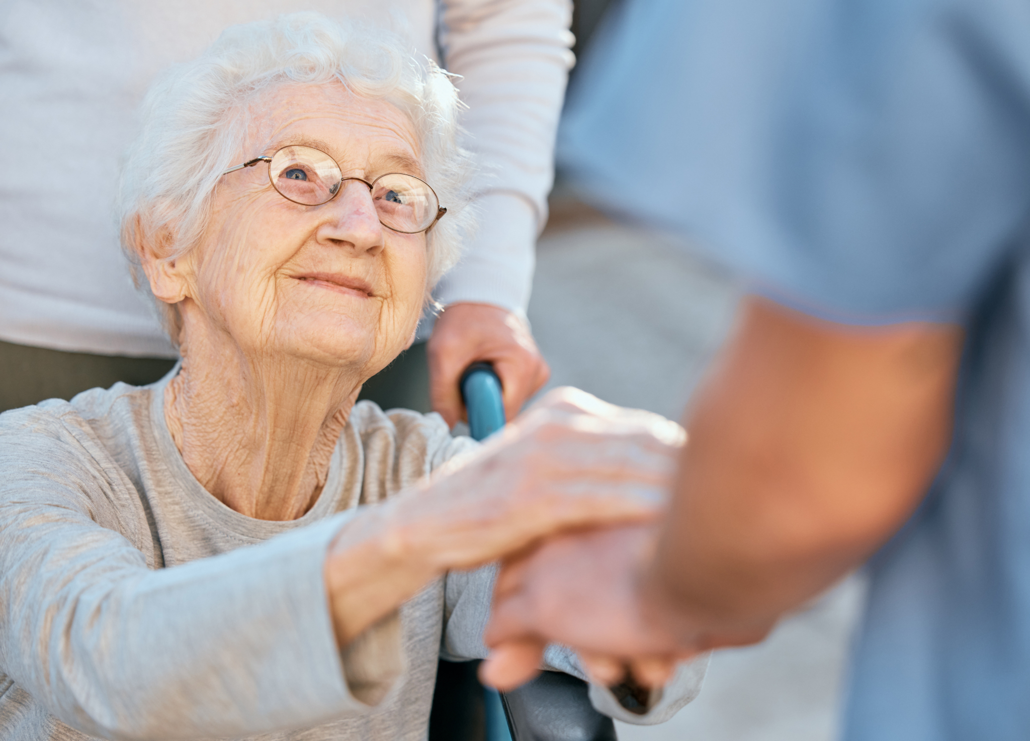 Person im Akutkrankenhaus, Pflege die sich zuwendet Fotocredit: Adobe Stock 547336967 