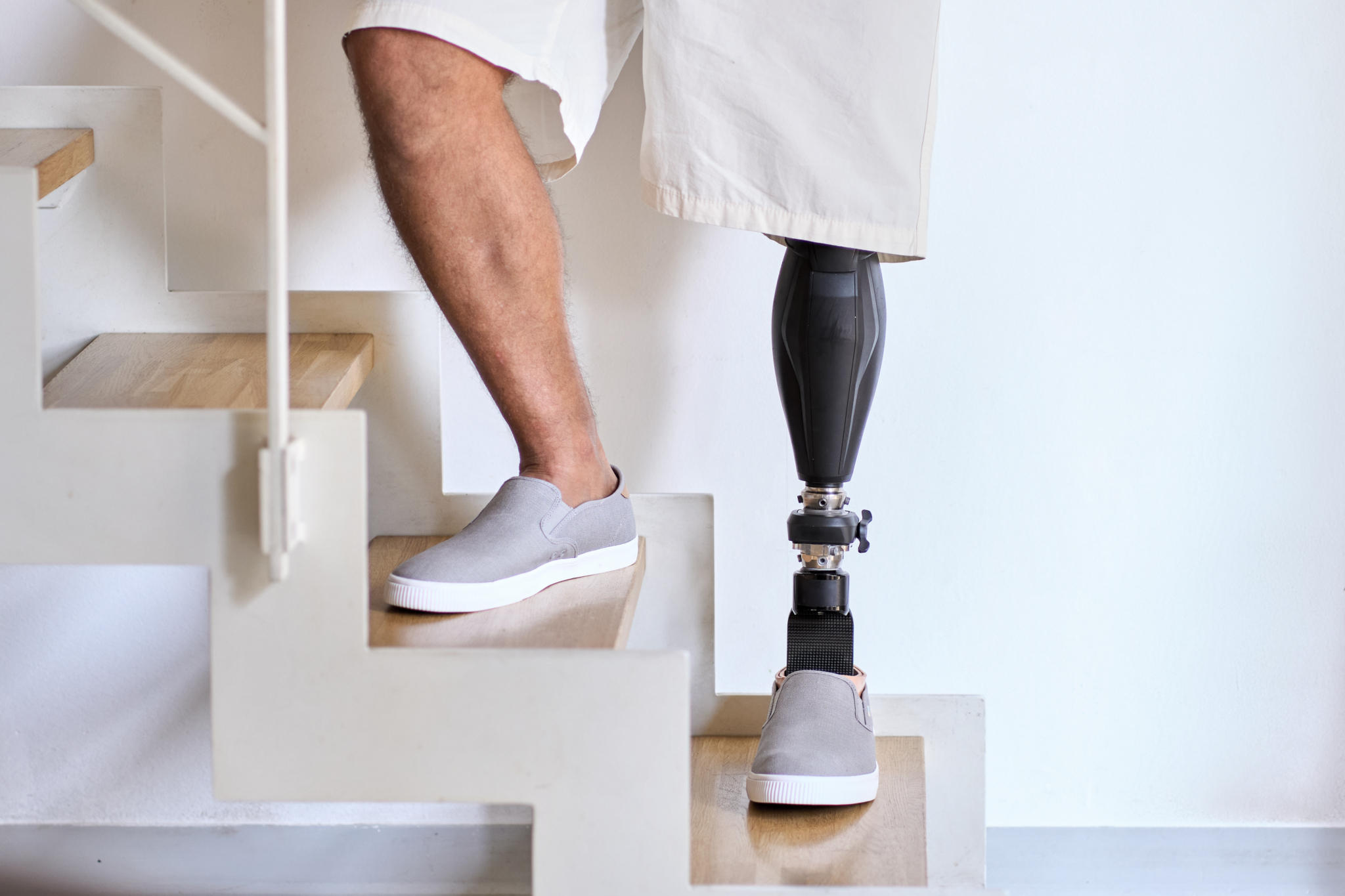 Person mit Beinprothese auf einer Stiege (Adobe Stock 599991019) Fotocredit: FH Gesundheitsberufe OÖ/Adobe Stock 