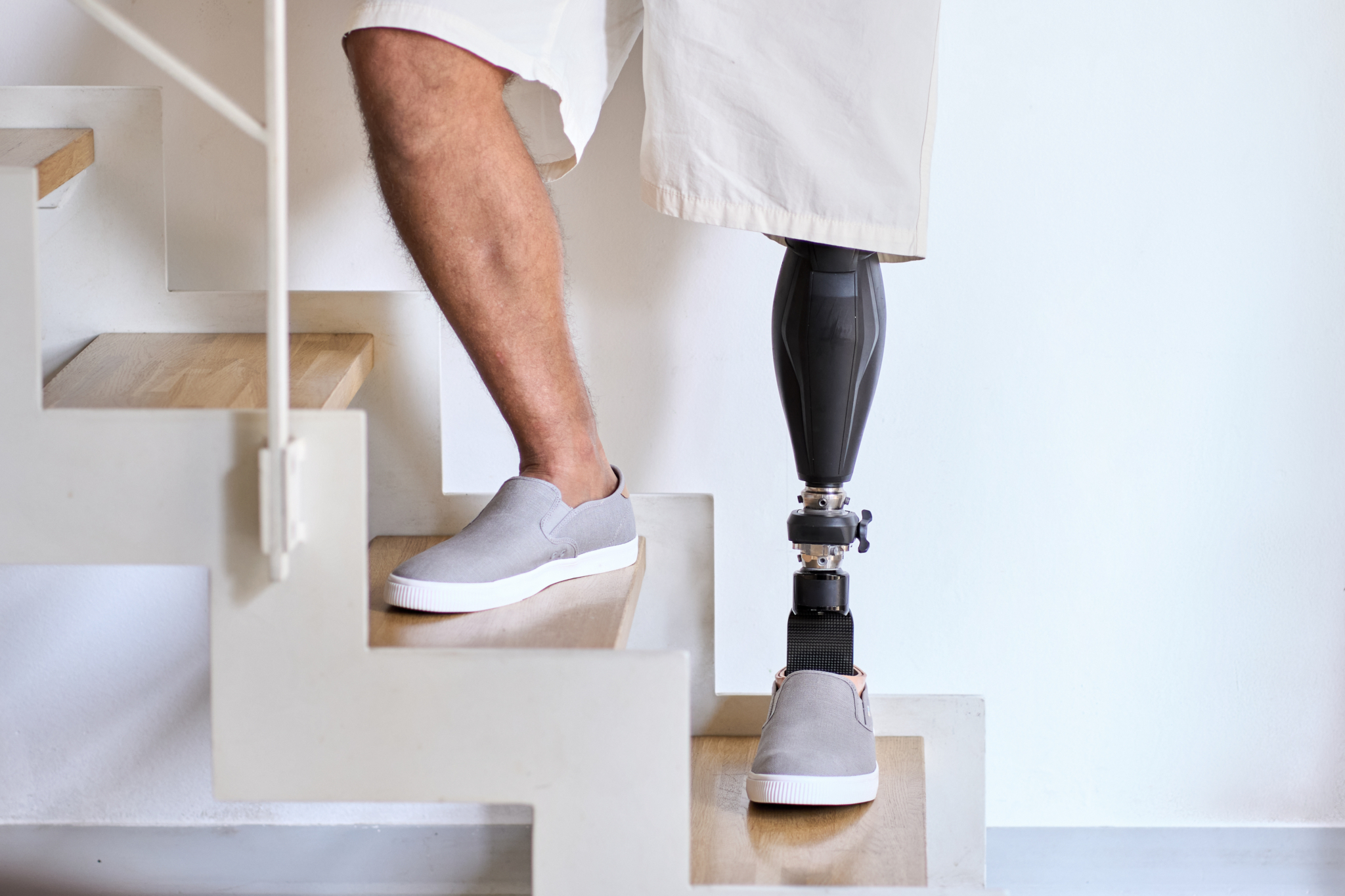 Person mit Beinprothese auf einer Stiege (Adobe Stock 599991019) Fotocredit: FH Gesundheitsberufe OÖ/Adobe Stock Person mit Beinprothese auf einer Stiege (Adobe Stock 599991019) Fotocredit: FH Gesundheitsberufe OÖ/Adobe Stock