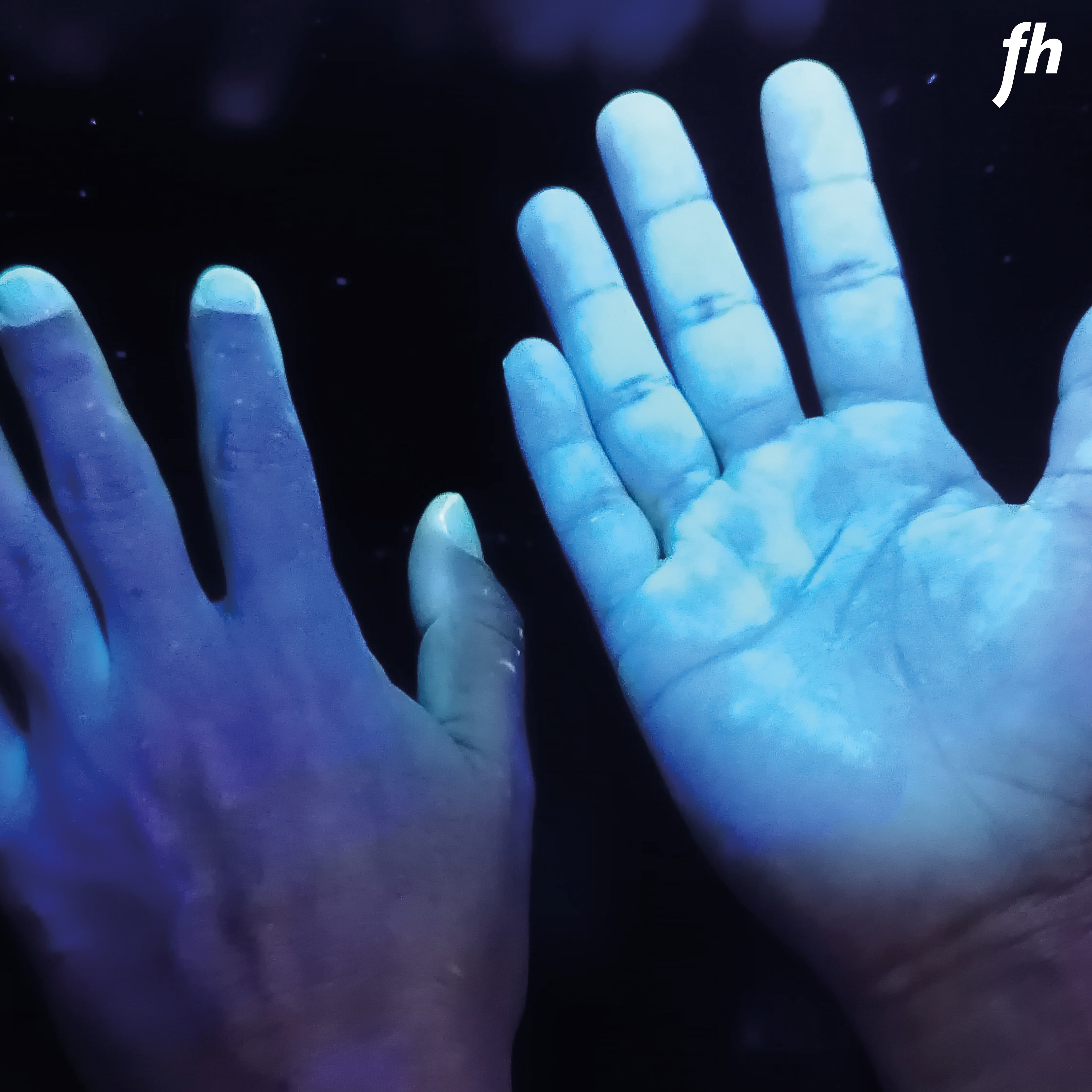 Hände unter UV-Licht um die fluoreszierende Flüssigkeit sichtbar zu machen. 