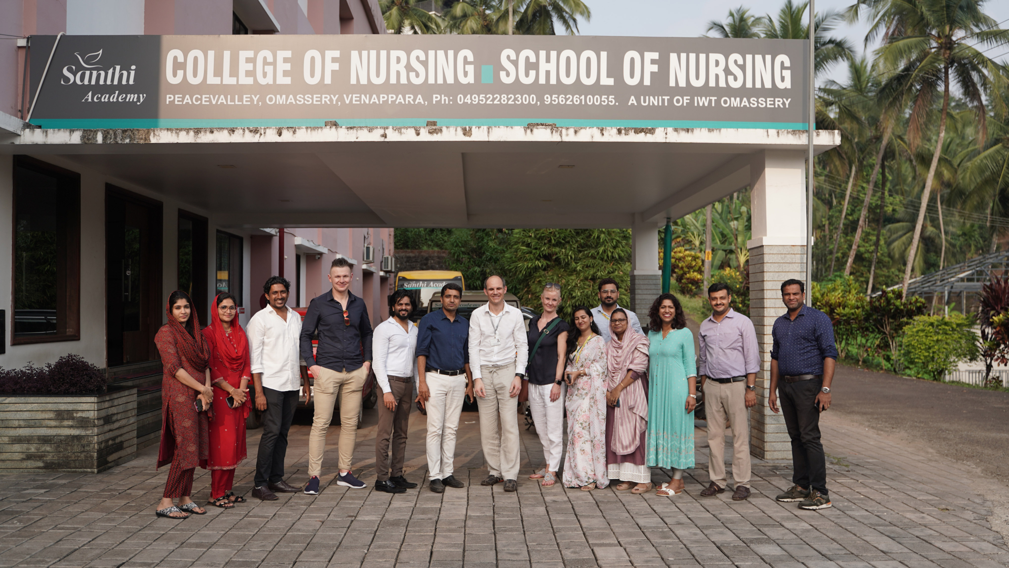 Die Delegation aus Oberösterreich mit dem Management der Santhi Nursing School in Kerala. 3.v.l. Erich Weiss BScN MSc / FH, Bildmitte Mag. Werner Lambach / OÖG und Mag. Tanja Reichl / FH (Fotocredit: OÖG) 