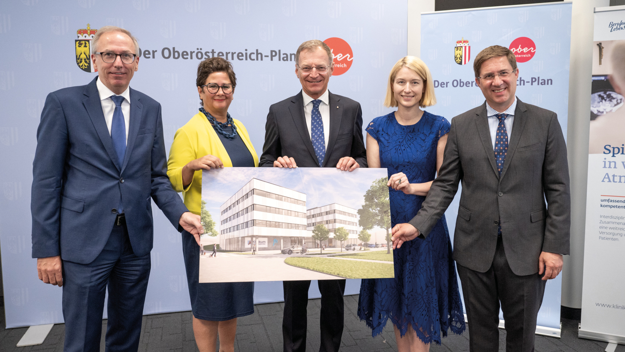 Die Führungskräfte und Entscheidungsträger bei der Präsentation der Pläne des neuen Campusgebäudes Credit: Land OÖ / Mayr 