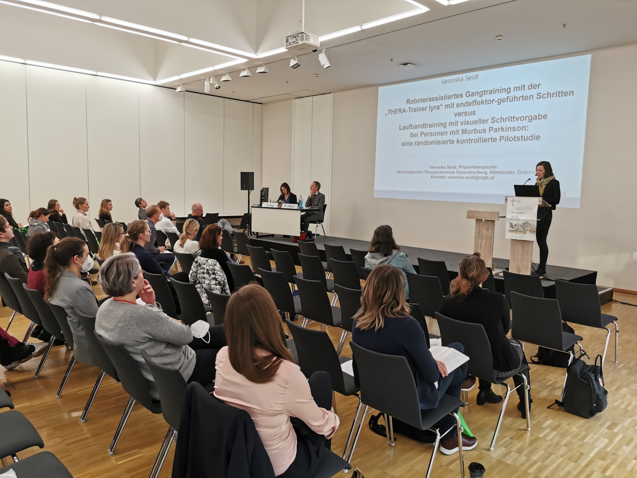 Veronika Seidl bei ihrem Vortrag in Dresden Veronika Seidl bei ihrem Vortrag in Dresden