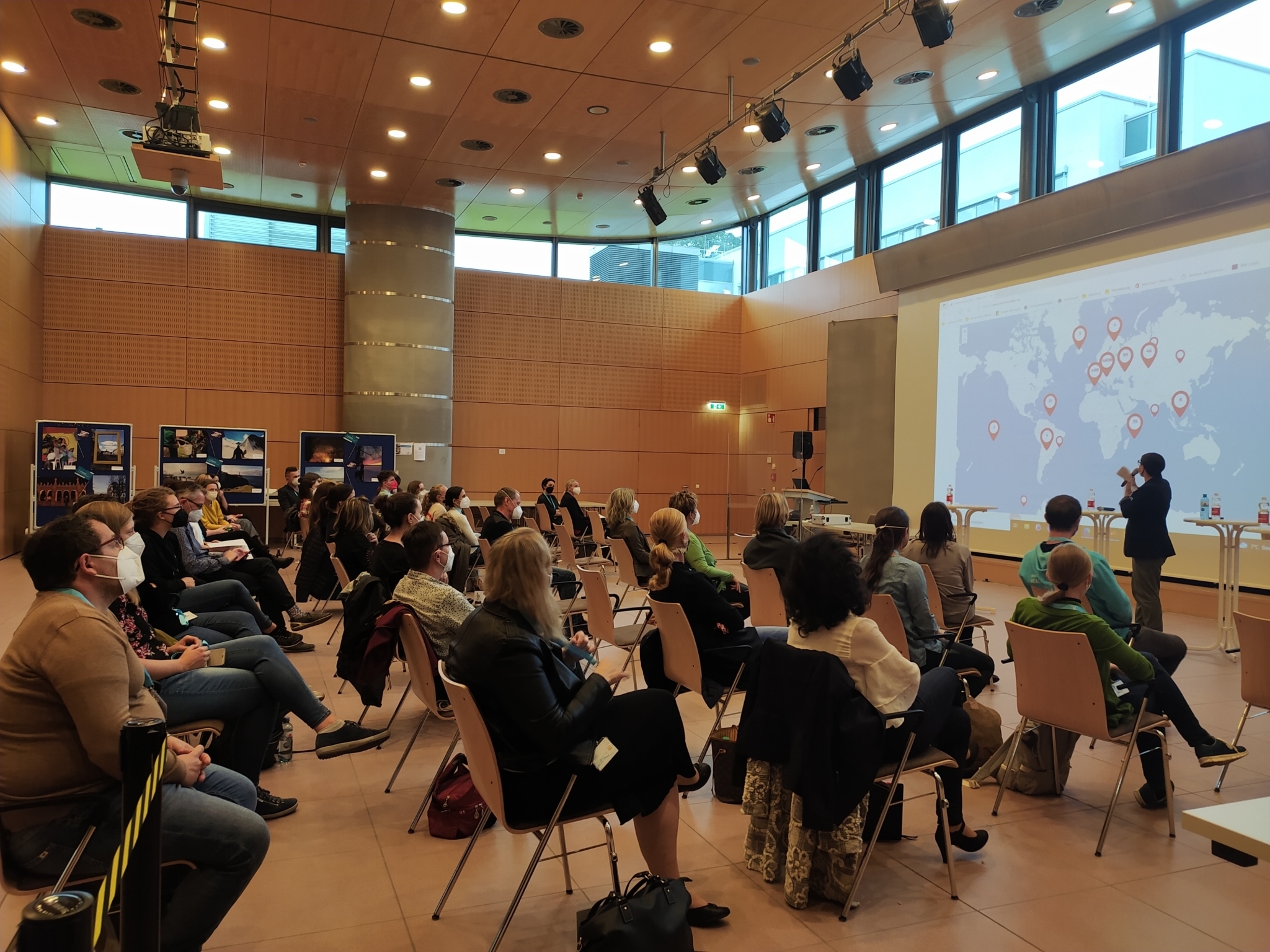 Besucher*innen der Veranstaltung "Grenzen überschreiten.Praktikum.Vernetzung" Besucher*innen der Veranstaltung "Grenzen überschreiten.Praktikum.Vernetzung"