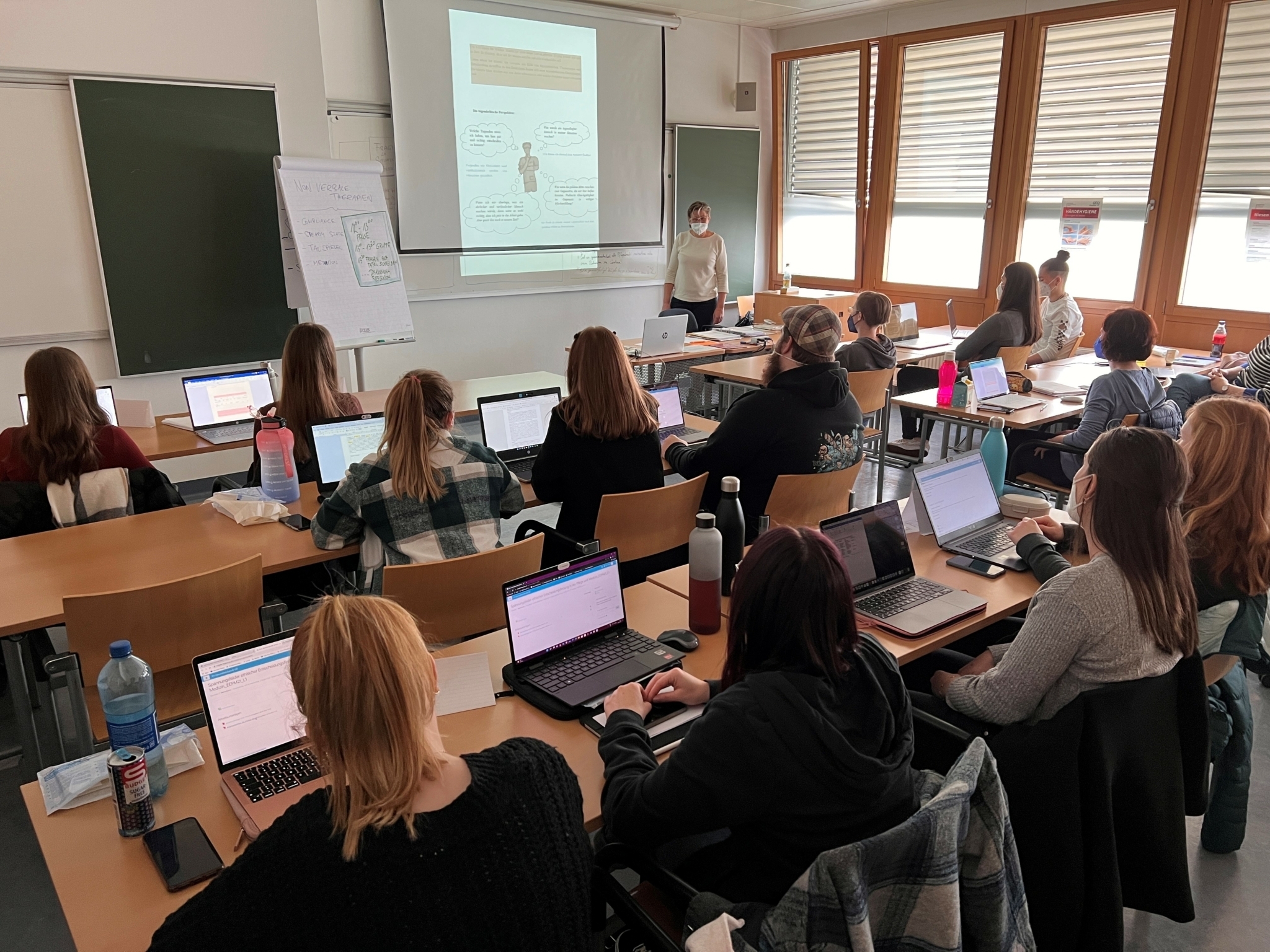 Studierende bei der Evaluation des Ethikbuchs Studierende bei der Evaluation des Ethikbuchs