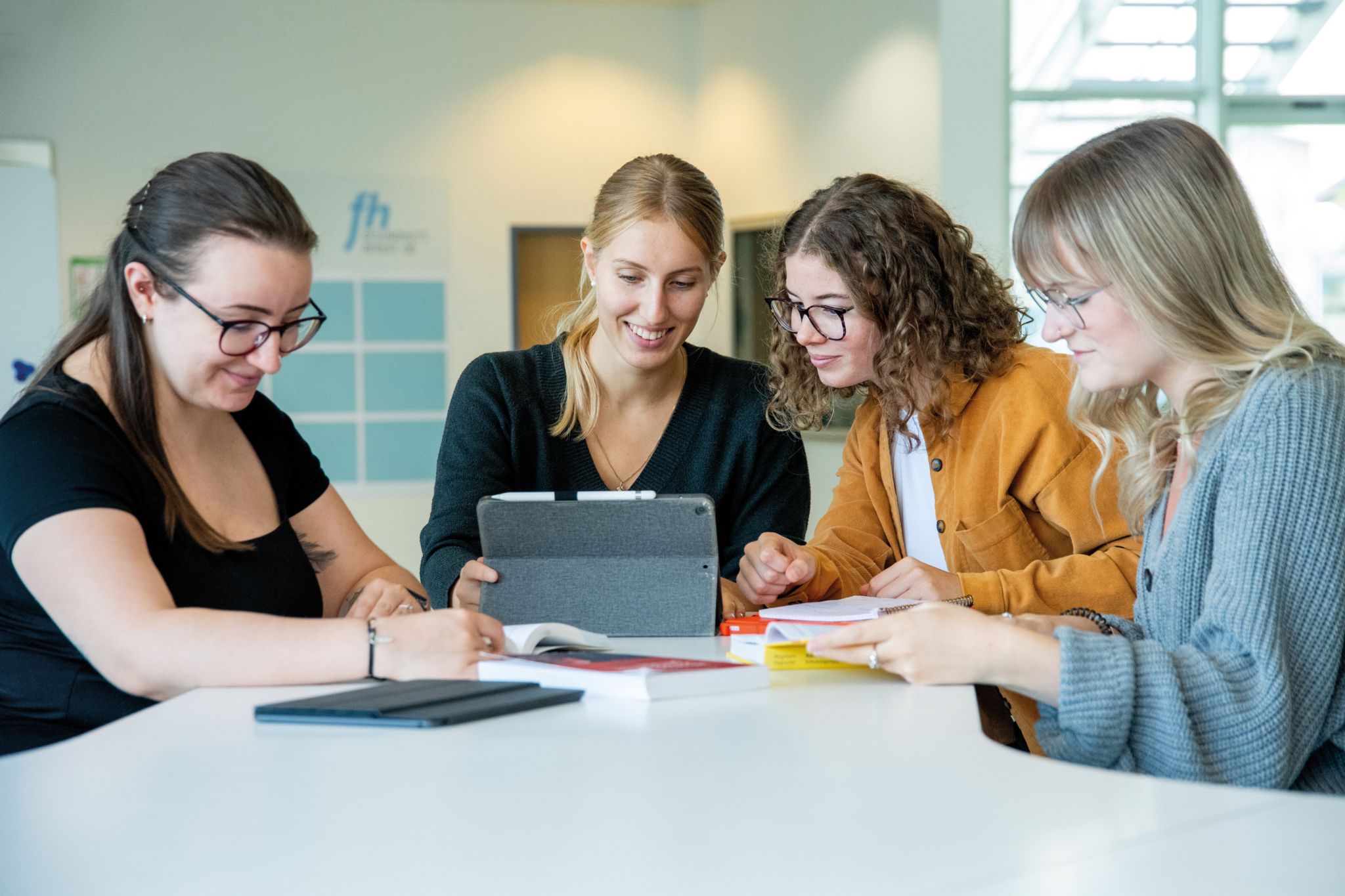 Studierende bei der gemeinsamen Gruppenarbeit Fotocredit: FH Gesundheitsberufe OÖ / Dostal 