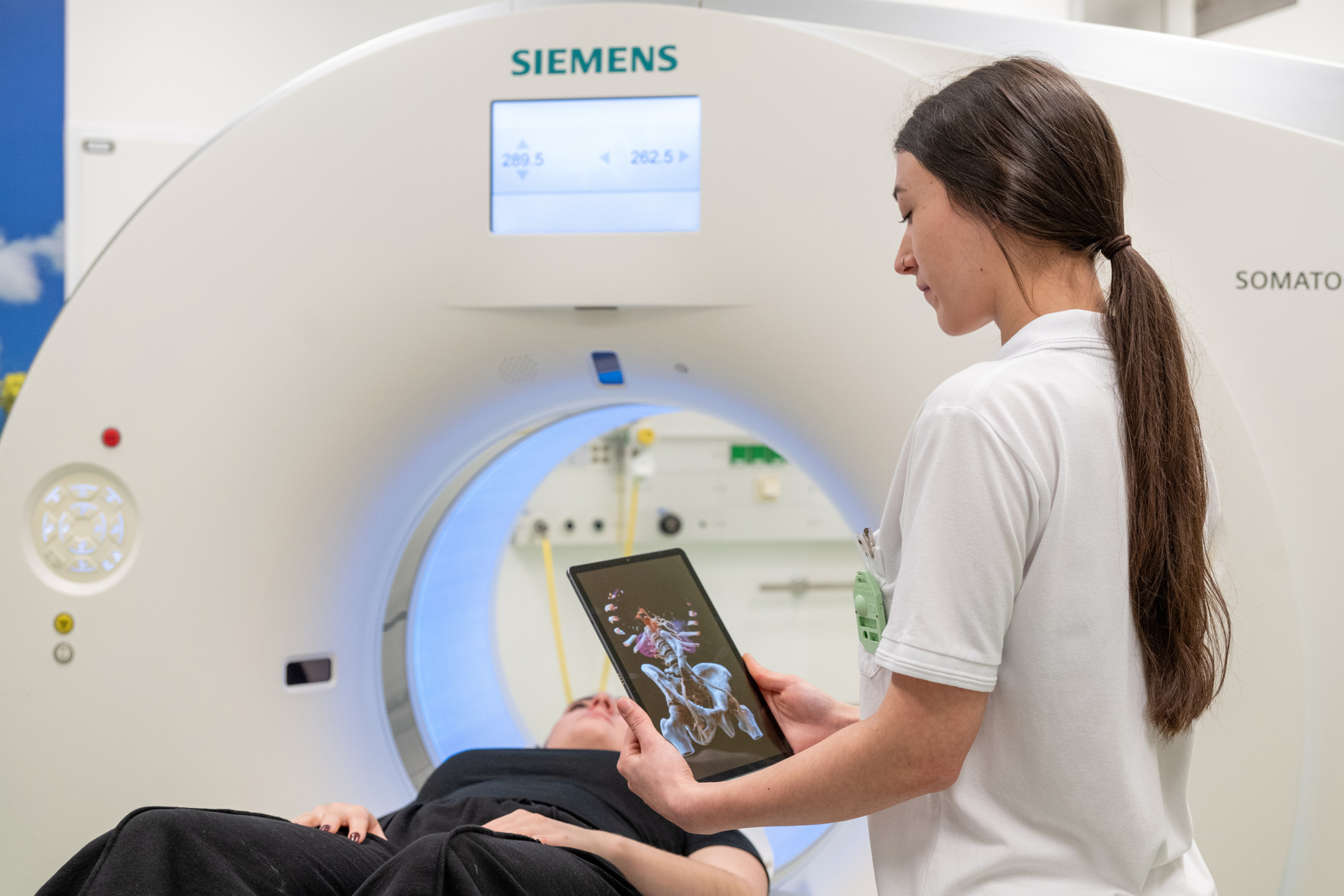 Radiologin die auf einen Bildschirm blickt auf dem CT-Bilder analysiert werden. Fotocredit: FHG OÖ, Harald Dostal Radiologin die auf einen Bildschirm blickt auf dem CT-Bilder analysiert werden. Fotocredit: FHG OÖ, Harald Dostal
