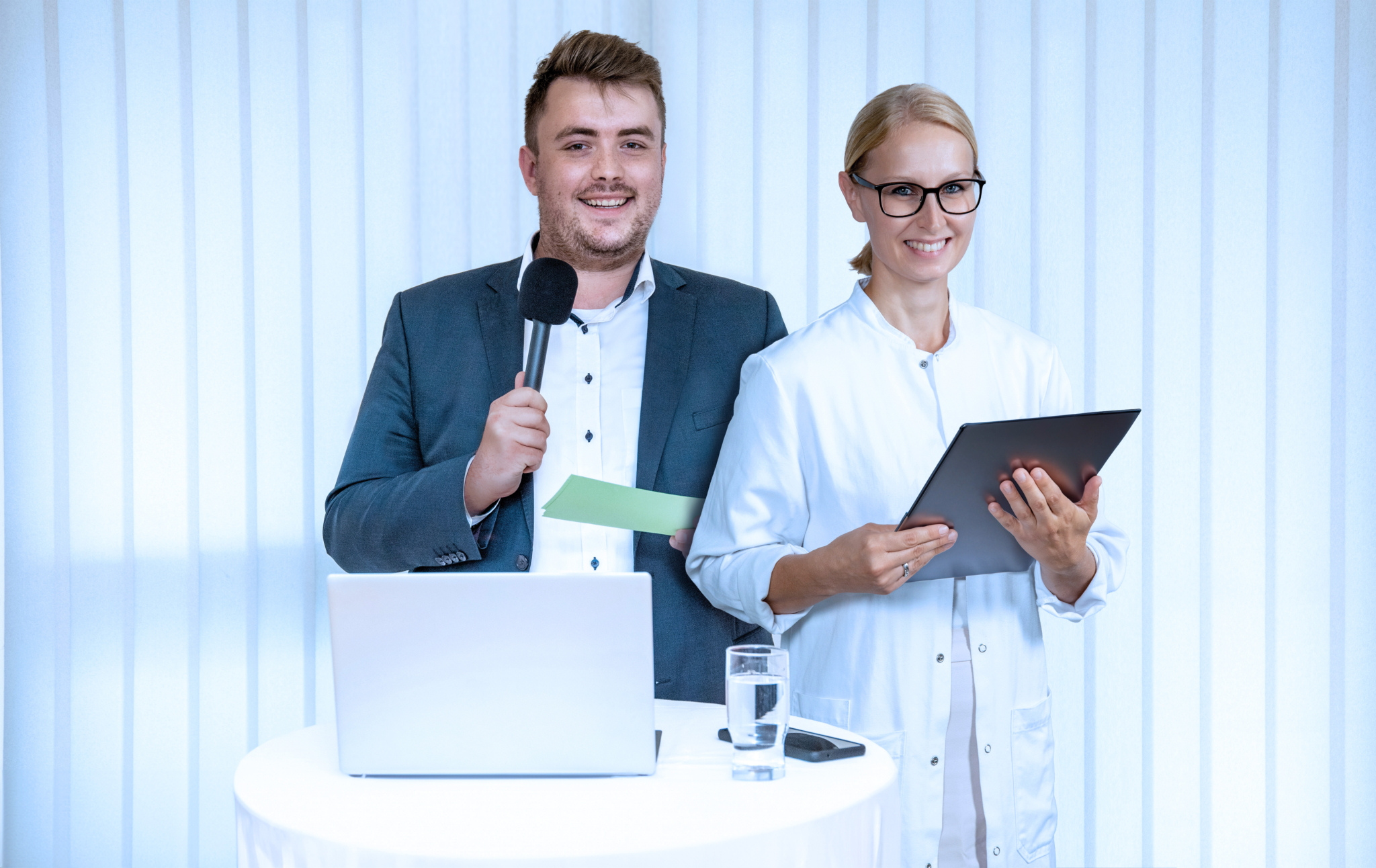 Zwei Absolvent*innen des Master Studiengangs bei der Präsentation 