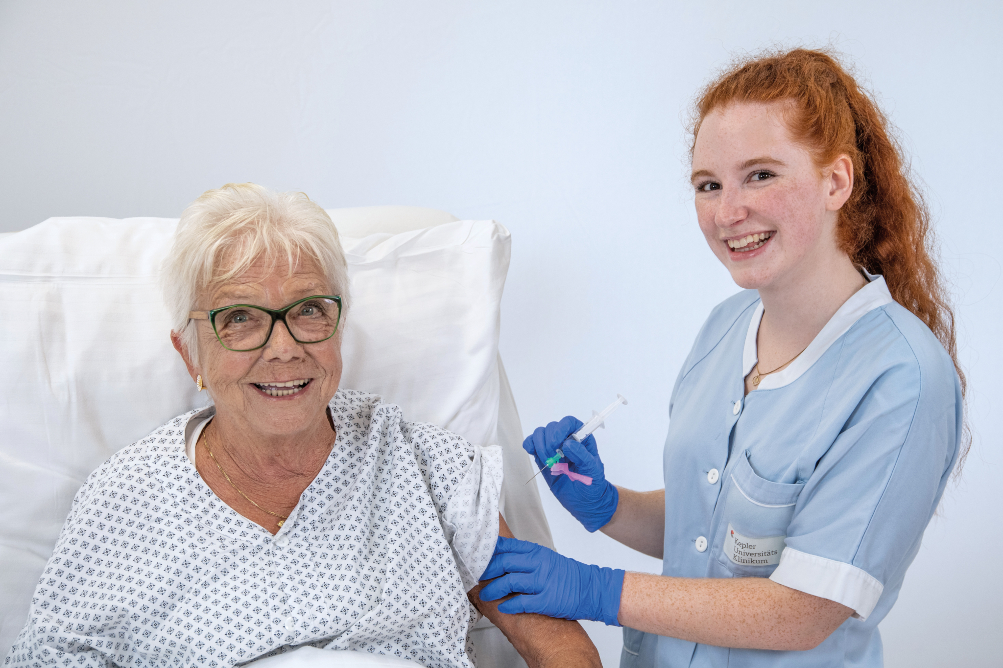 Gesundheits- und Krankenpfleger*in bei der Verabreichung einer intramuskulären Injektion Fotocredit: FH Gesundheitsberufe OÖ/Dostal 