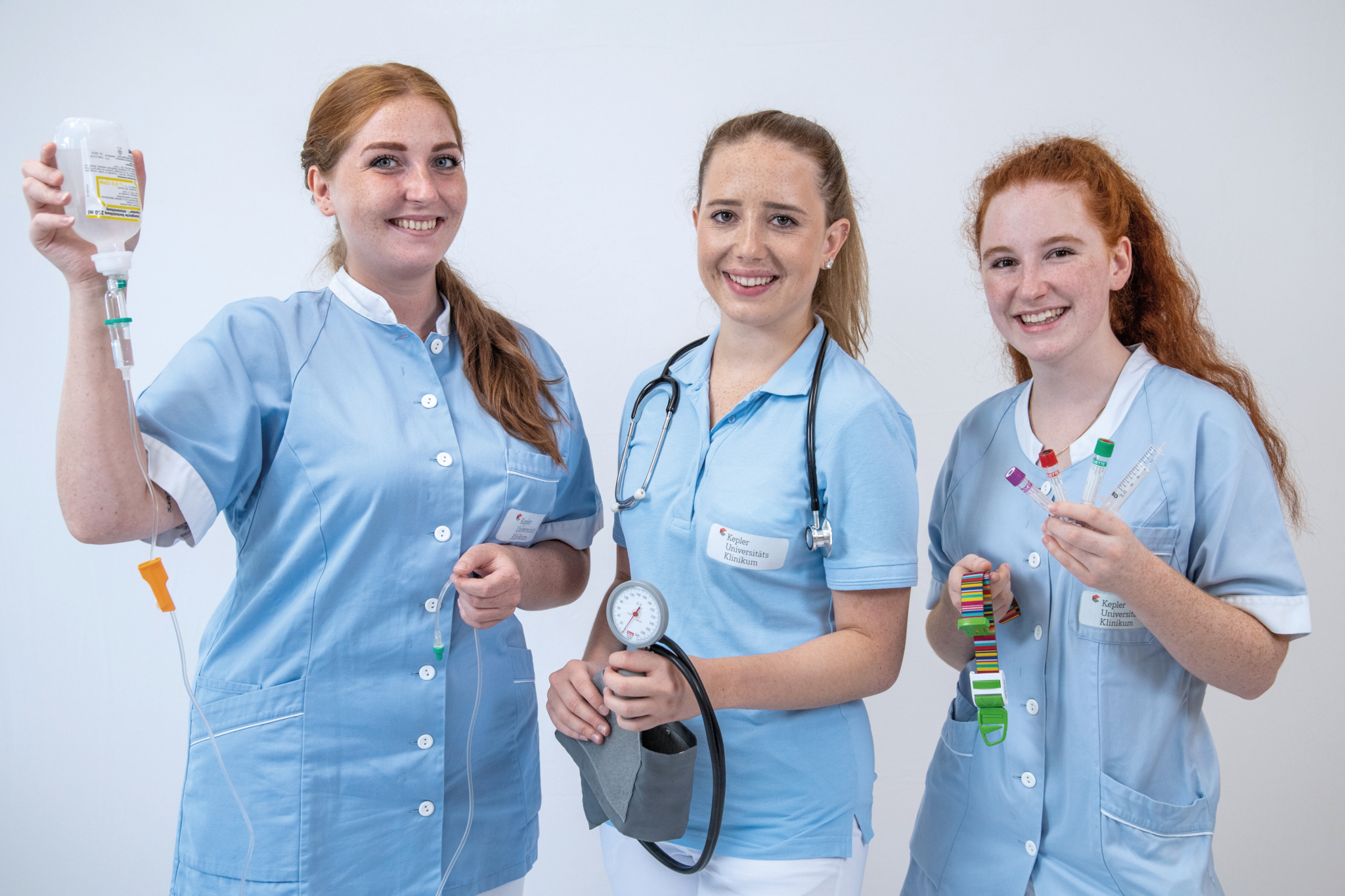 Pflegepersonen mit Infusion, Blutdruckmessgerät und Utensilien zur Blutentnahme Fotocredit: FH Gesundheitsberufe OÖ/Dostal 