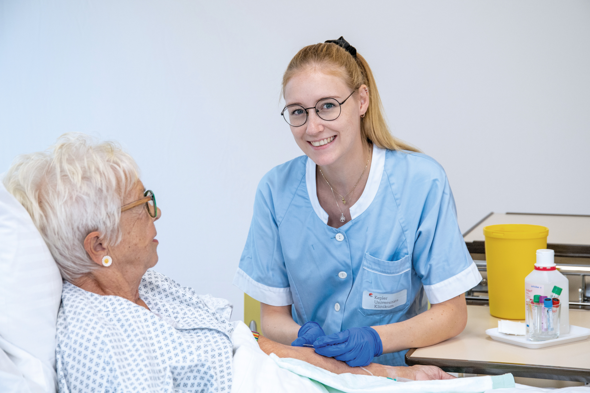 Gesundheits- und Krankenpflegerin bei der venösen Blutentnahme Fotocredit: FH Gesundheitsberufe OÖ/Dostal 