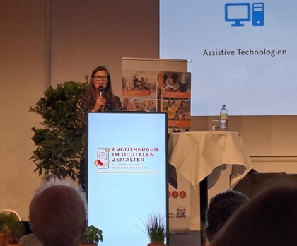 Bild einer Präsentation am Podium bei der Fachtagung Ergotherapie Vortrag 2025 (Fotocredit: FH Gesundheitsberufe OÖ) 