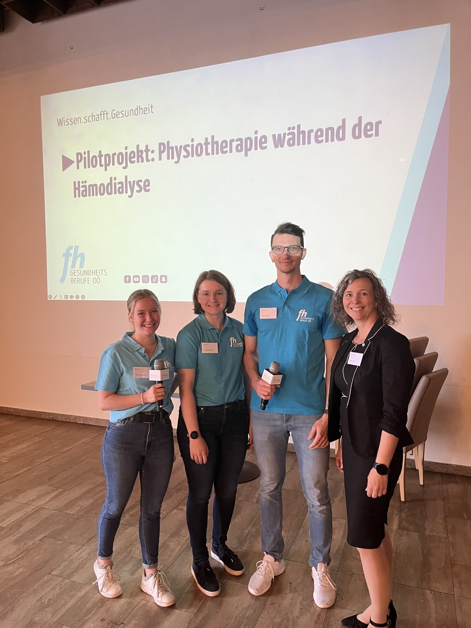 Die teilnehmenden Physiotherapie Student*innen mit der Studiengangsleitung am Podium 