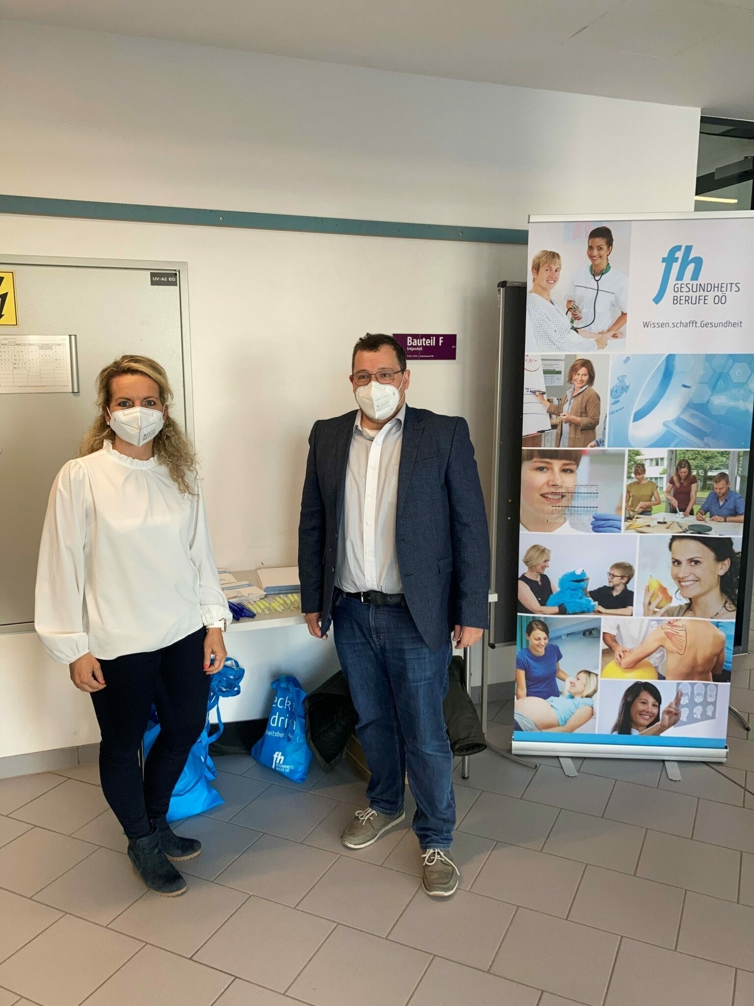 Wolfgang Kuttner und Doris Detter-Biesl am Infostand der FH Gesundheitsberufe OÖ 