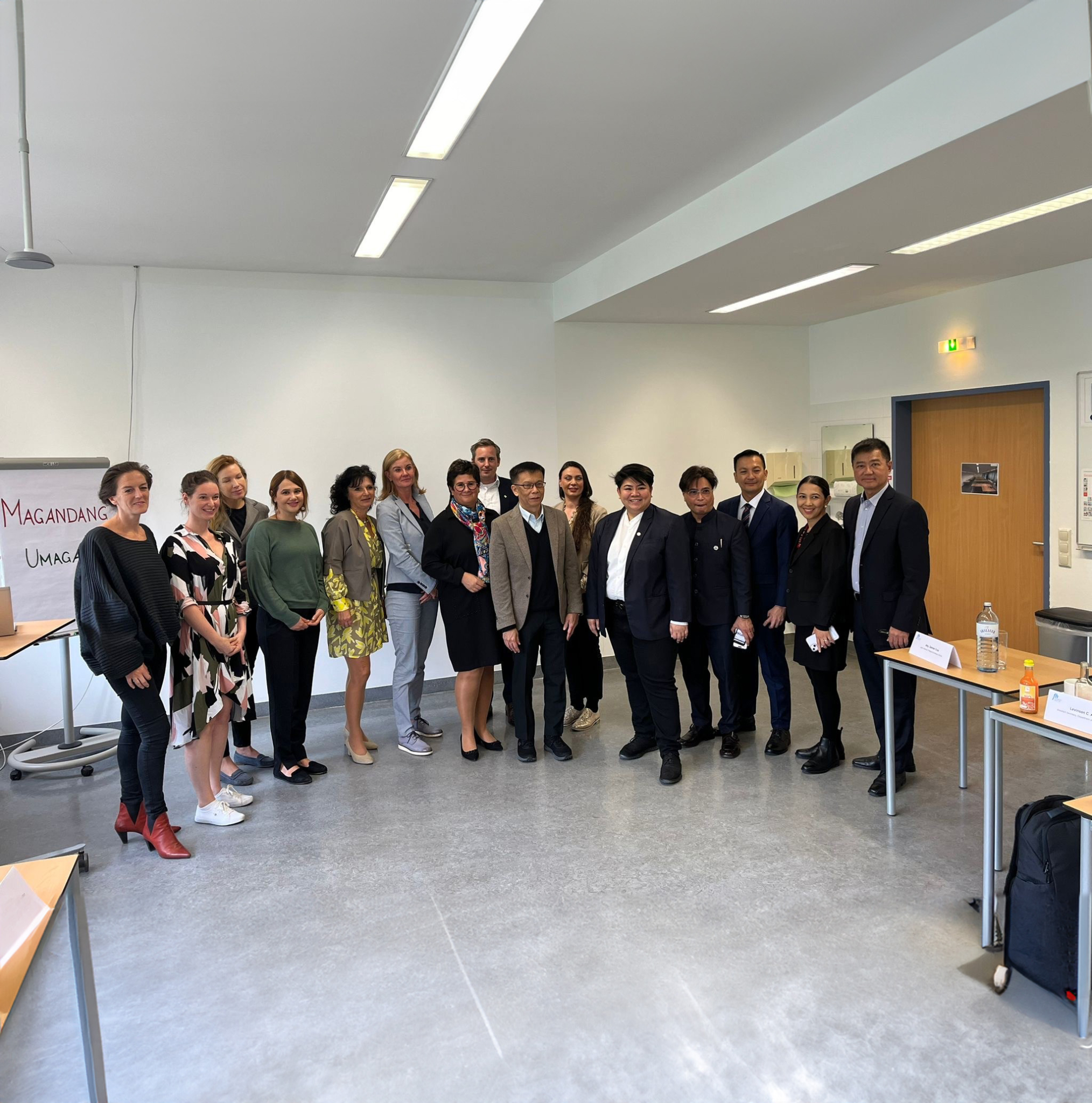 Gruppenfoto des philippinischen Delegationsbesuchs an der FH Gesundheitsberufe OÖ Gruppenfoto des philippinischen Delegationsbesuchs an der FH Gesundheitsberufe OÖ
