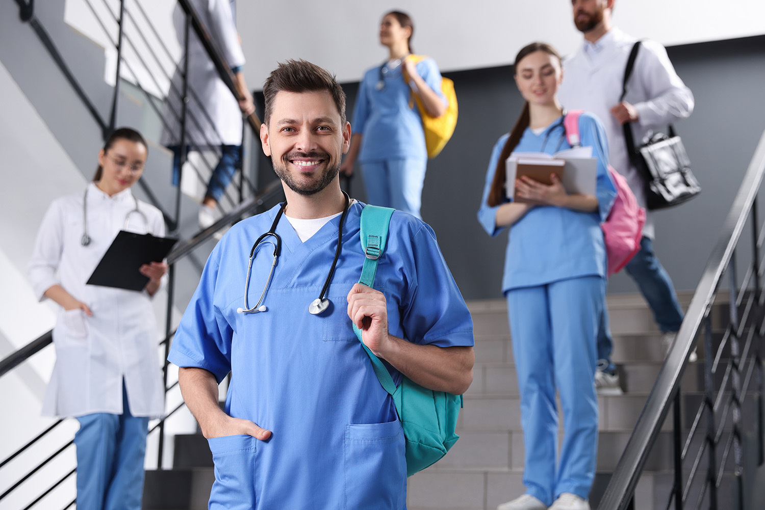 Gesundheits- und Krankenpflegeperson vor einer Stufe mit anderen Personen des Gesundheitswesens Fotocredit: Adobe stock 