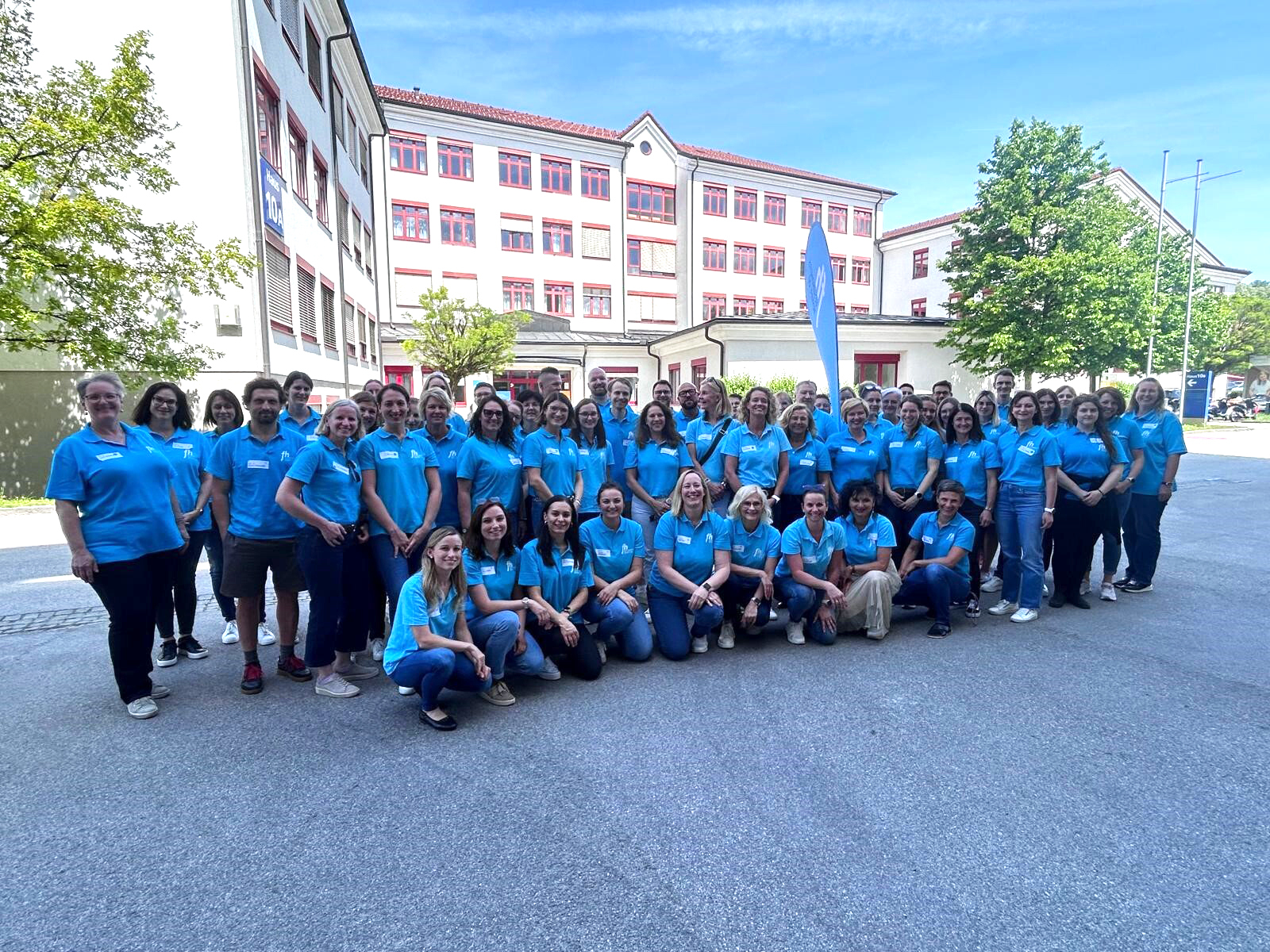 Gruppenfoto aller Mitarbeiter*innen des Studiengangs Gesundheits- und Krankenpflege 