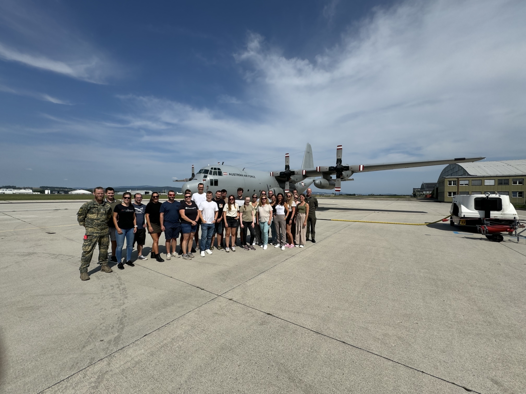 Gruppe Studierende HLANÄ stehend vor Transportmaschine Hercules Gruppe Studierende HLANÄ stehend vor Transportmaschine Hercules