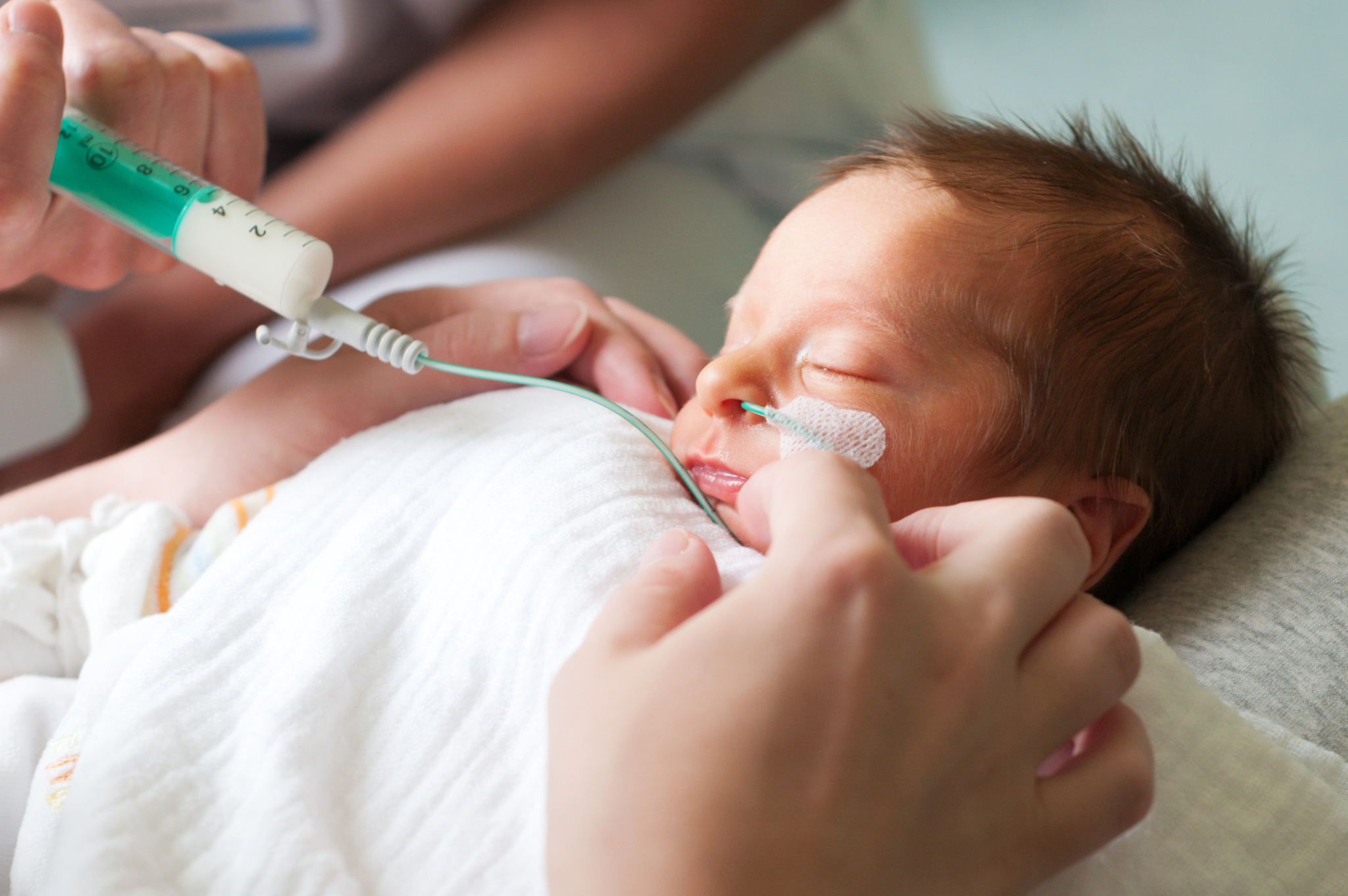 Nahaufnahme der Pflege eines Säuglings 