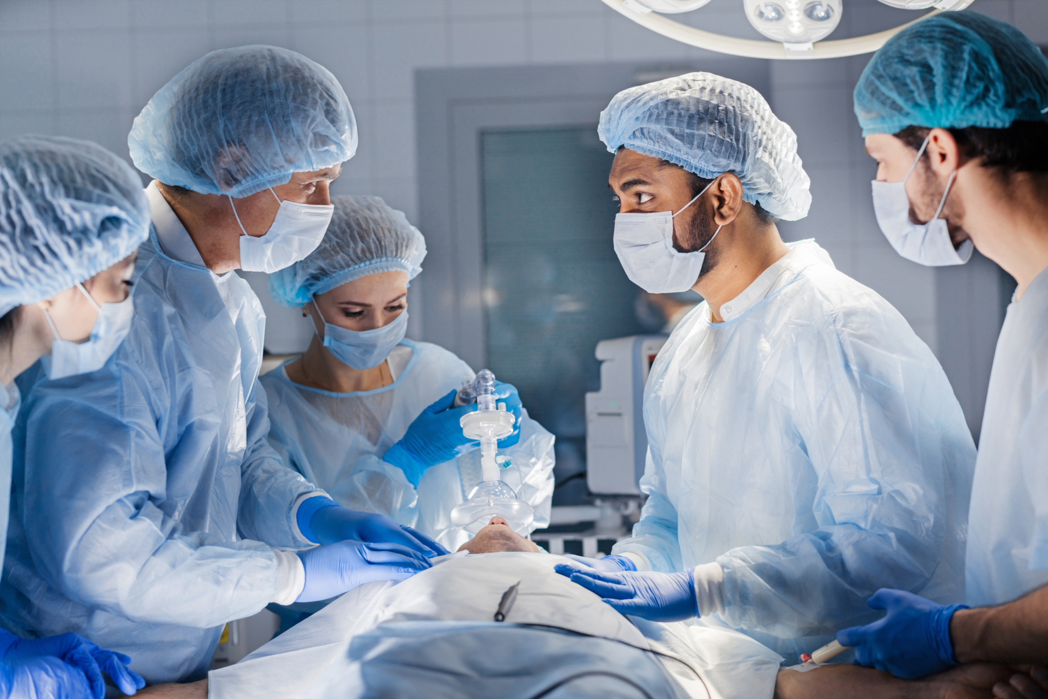Medizinisches Team während einer Operation Medizinisches Team während einer Operation