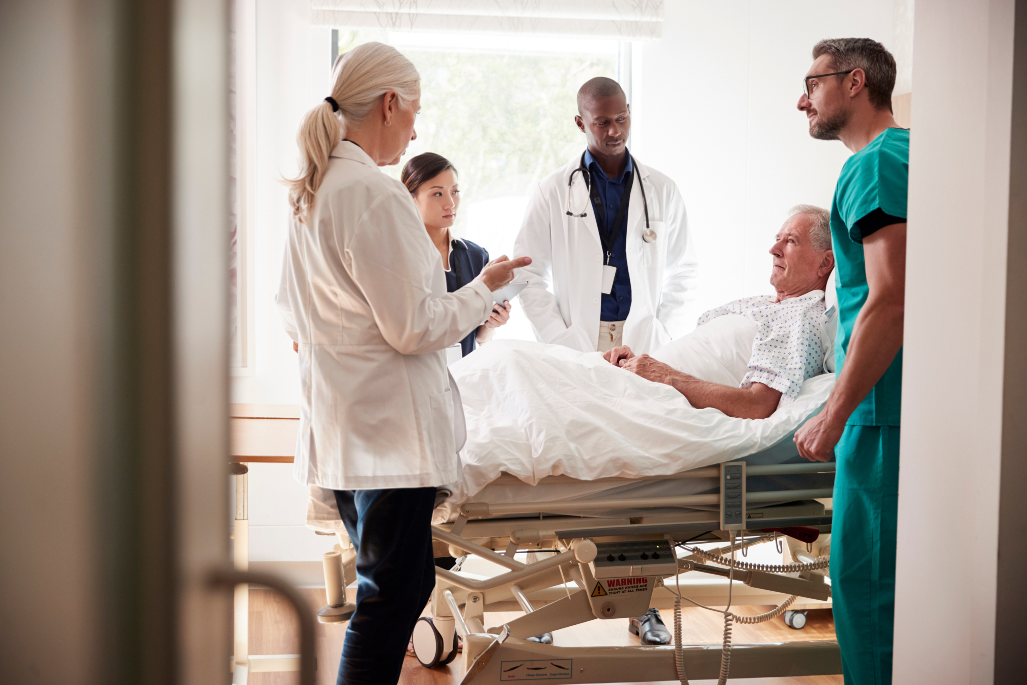 Medizinische Team bei einer Besprechung mit einem Patienten 