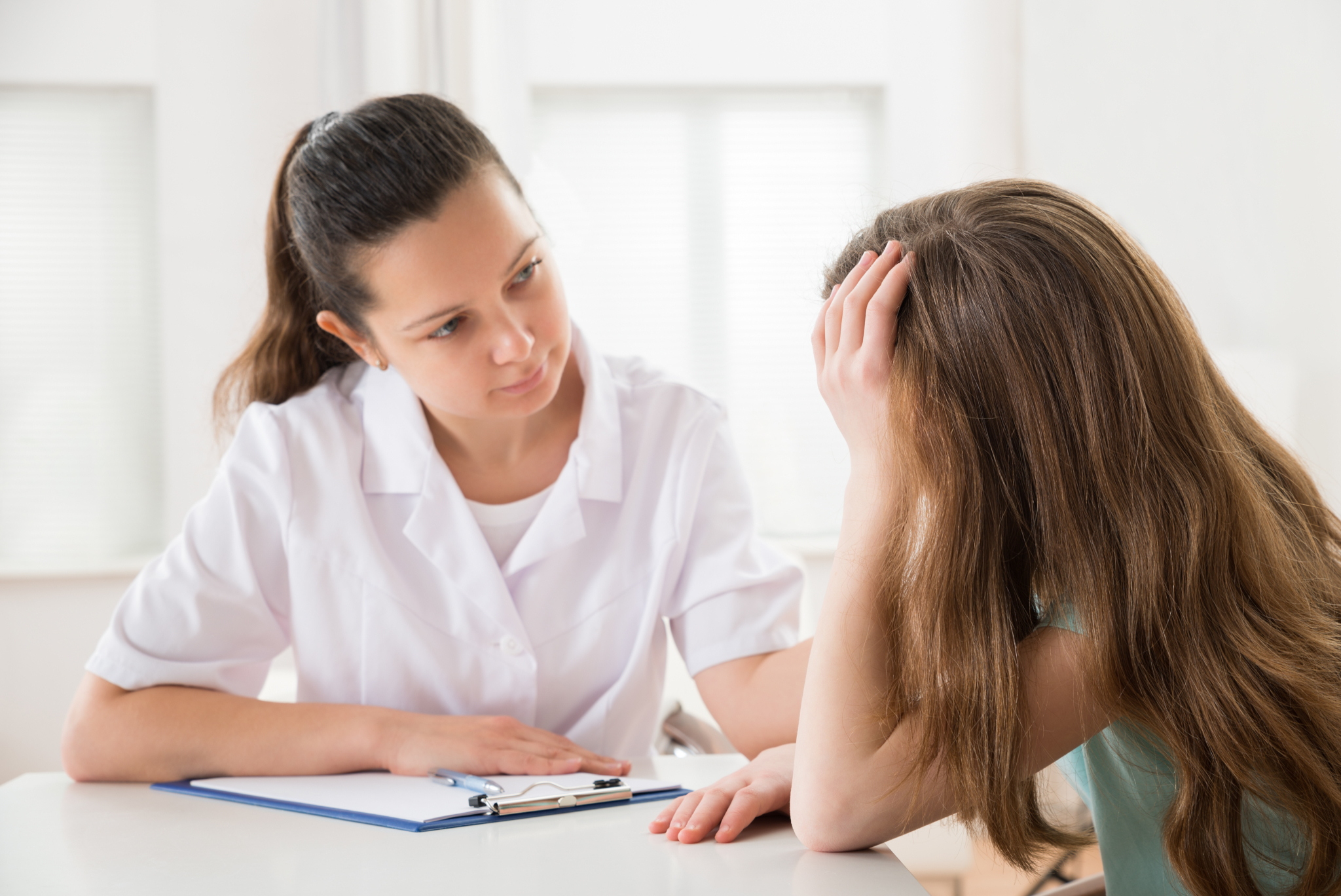 Psychiatrische Gesundheits- und Krankenpfleger*in im Gespräch mit einer*m jungen Patient*in Psychiatrische Gesundheits- und Krankenpfleger*in im Gespräch mit einer*m jungen Patient*in