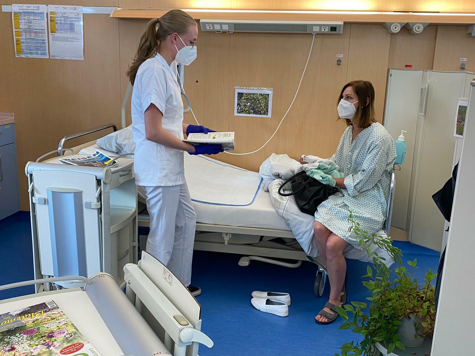 Eine Gesunden- und Krankenpfleger*in bei einem Beratungsgespräch mit einer Patientin (Fotocredit: FH Gesundheitsberufe OÖ / Claudia Huber) 