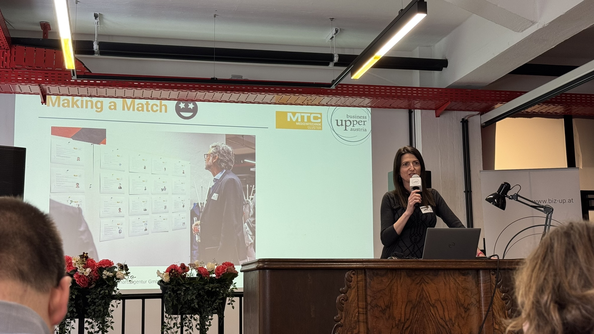 Begrüßung auf der Bühne beim Inno.Match des Medizintechnik-Clusters 