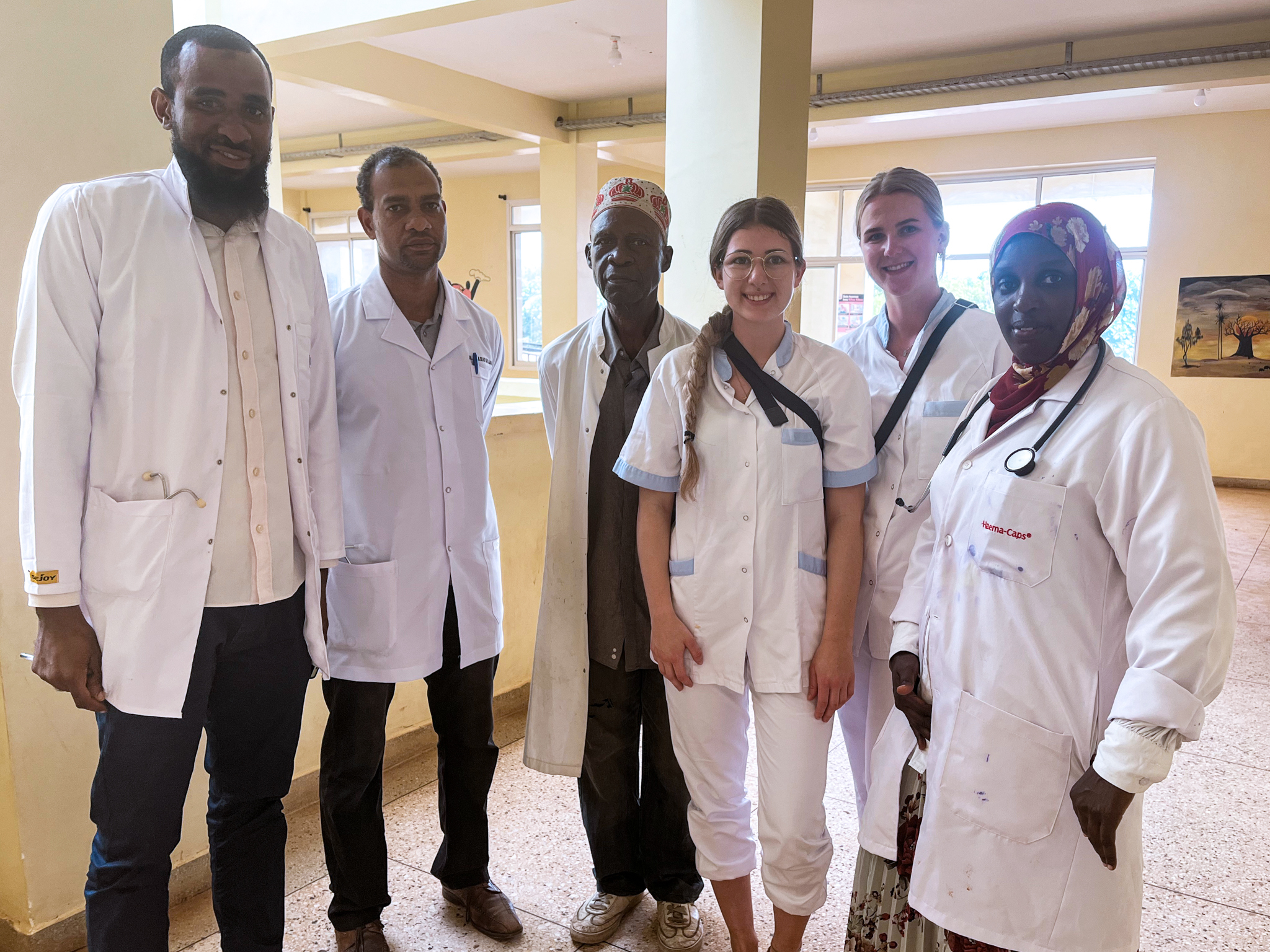 Corinna Hofer und Hannah Kaltseis mit Kolleg*innen aus dem Kivunge District Hospital in Sansibar, Fotocredit: Corinna Hofer 