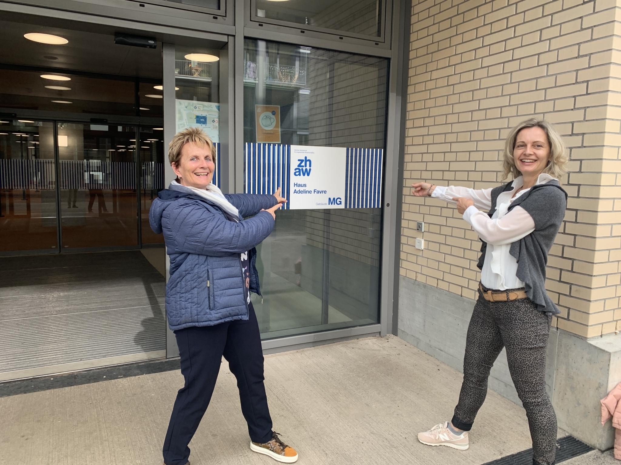 Andrea Bögl und Barbara Kern vor dem Eingang der ZHAW 