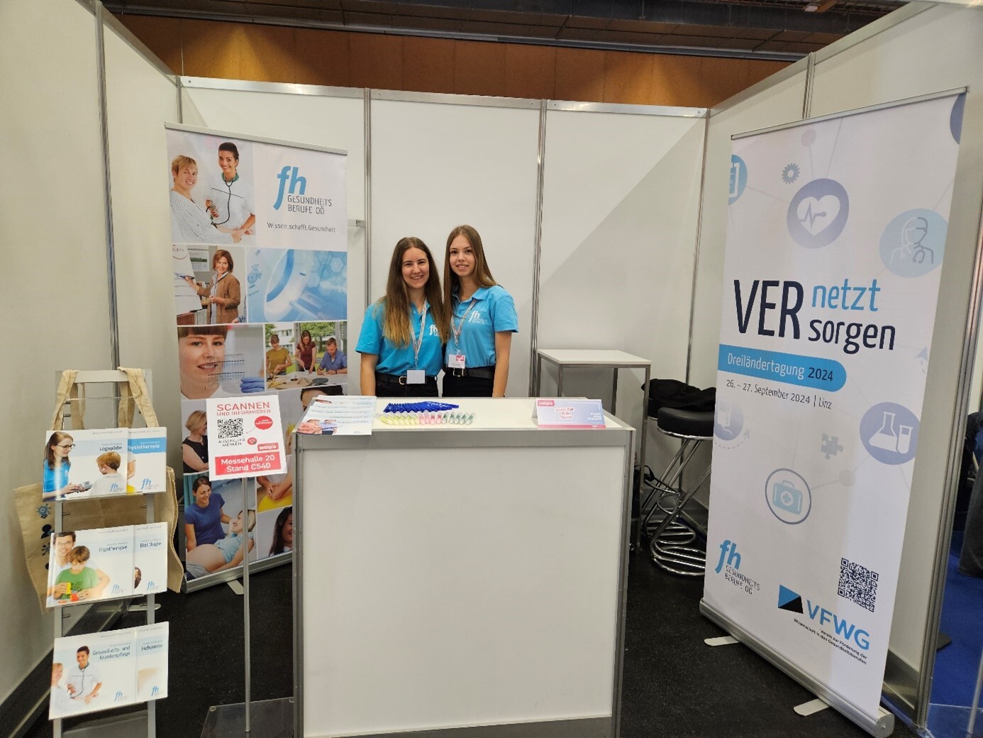 Studierende am Informationsstand der FH Gesundheitsberufe OÖ 