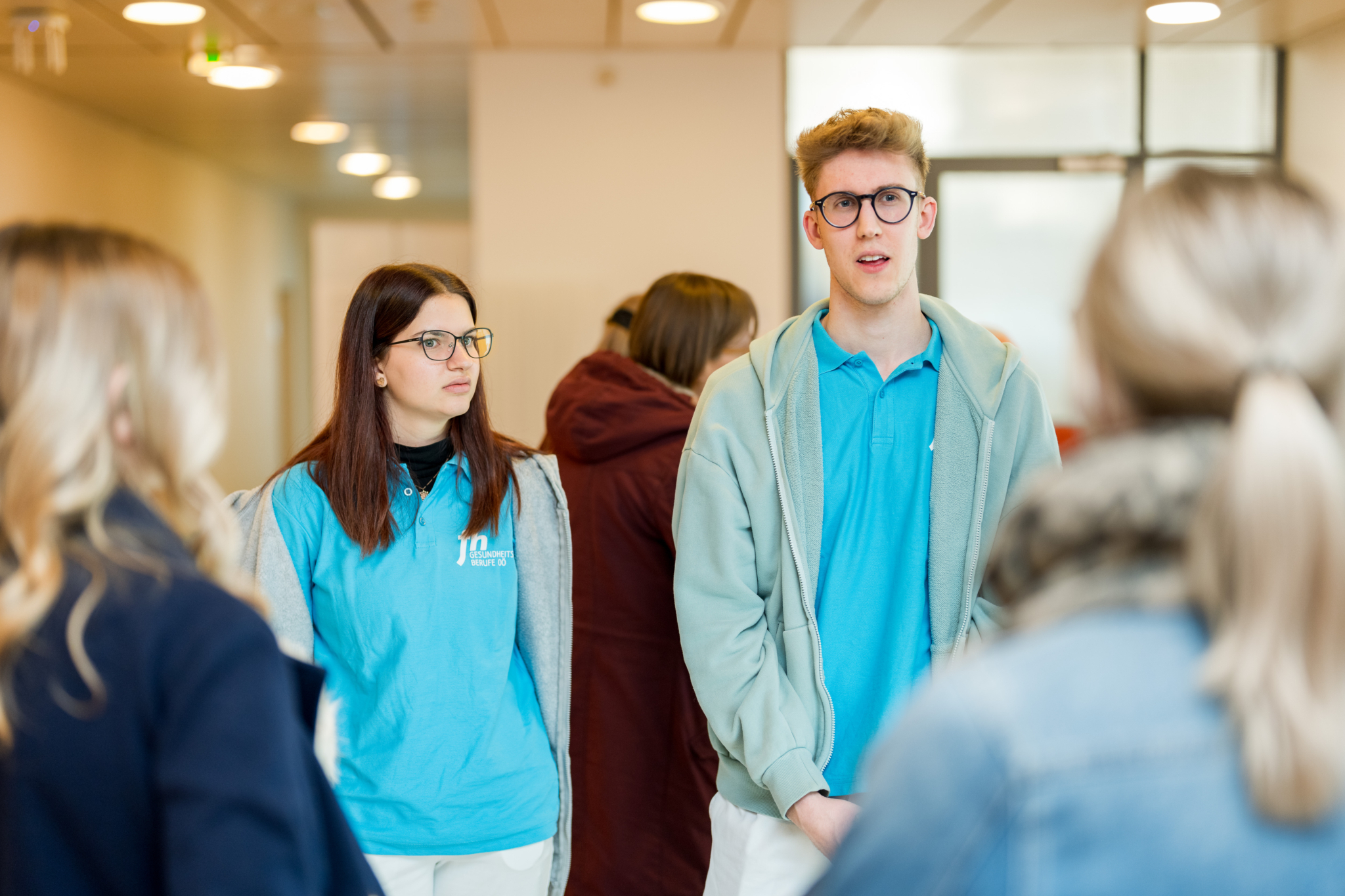 Aufnahme des Infotags 2025 mit zwei Student*innen die den Interessierten Personen etwas erklären  (vergrößerte Ansicht in der Galerie)
