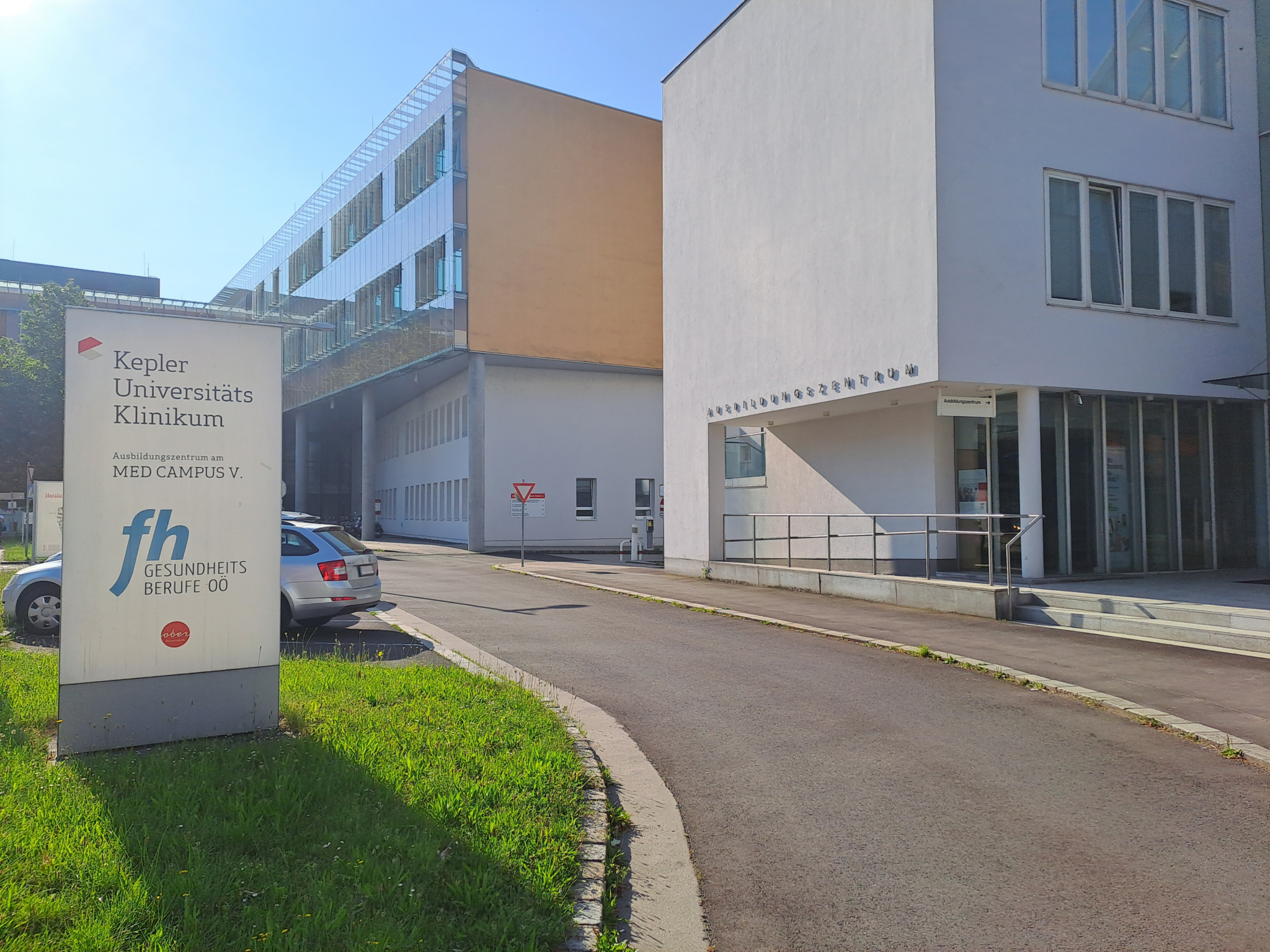 Bild von außen des Ausbildungszentrums Med Campus V. 