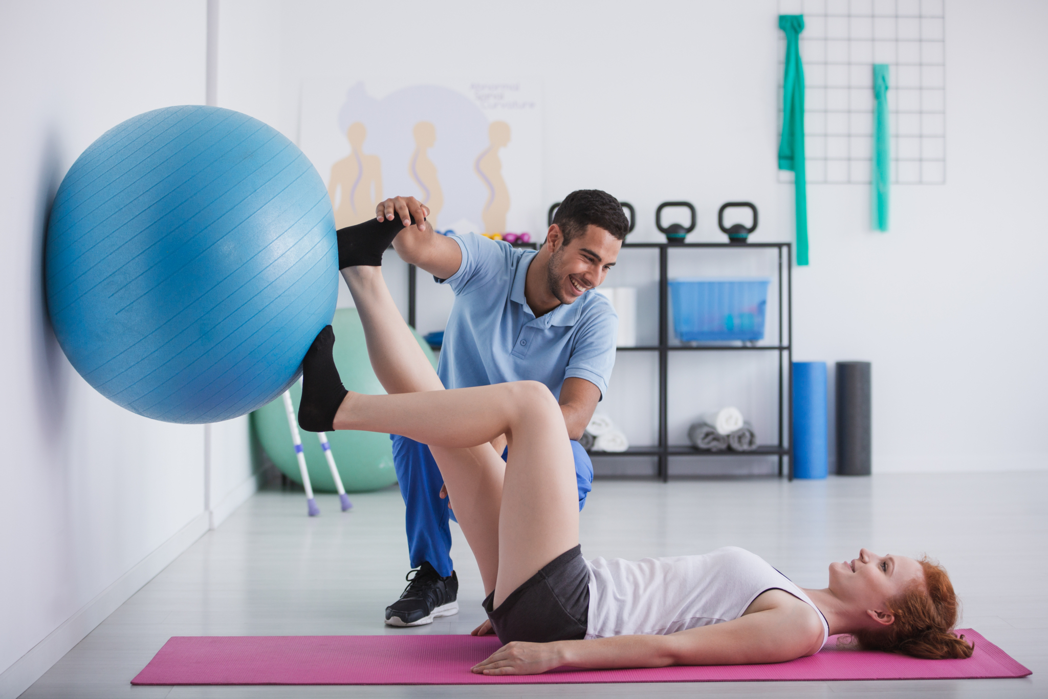 Physiotherapeut, der einer Patientin hilft, Übungen mit einem Gymnastikball durchzuführt (Fotocredit: Adobe Stock 2021) Physiotherapeut, der einer Patientin hilft, Übungen mit einem Gymnastikball durchzuführt (Fotocredit: Adobe Stock 2021)