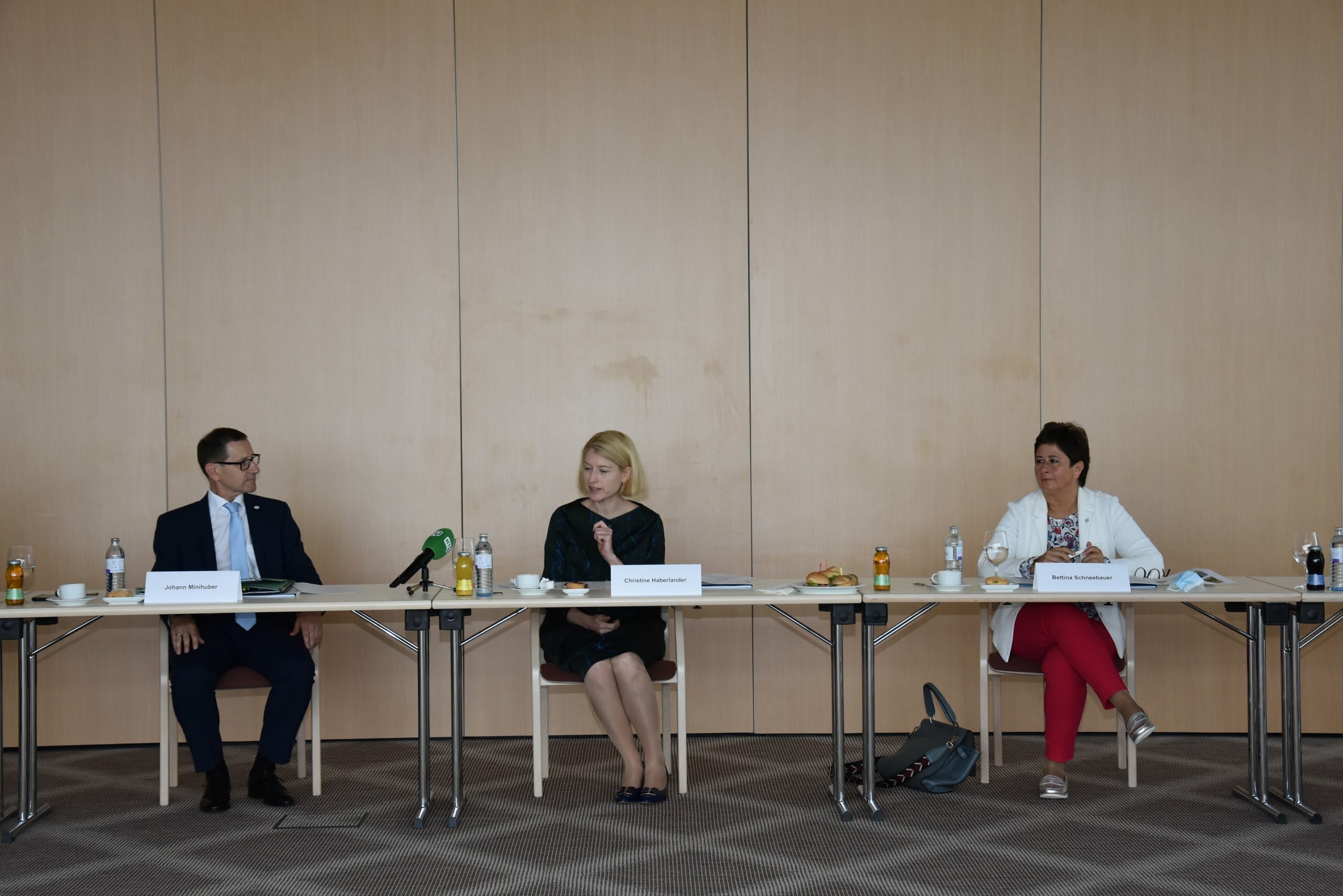 Pressekonferenz neues Campusgebäude Ried Juni 2020 Mag. Johann Minihuber, LH Stv. Mag. Christine Haberlander, MMag. Bettina Schneebauer, 