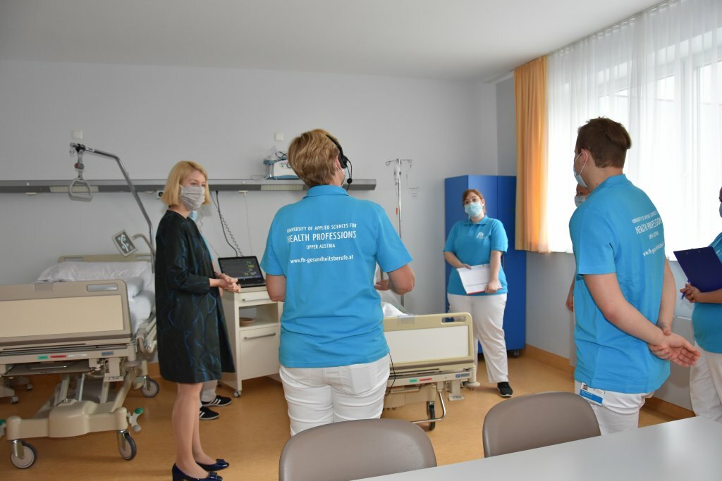 Pressekonferenz neues Campusgebäude Ried Juni 2020 LH Stv. Mag. Christine Haberlander besucht das Pflege-Simulationszentrum der FH Gesundheitsberufe OÖ in Ried 